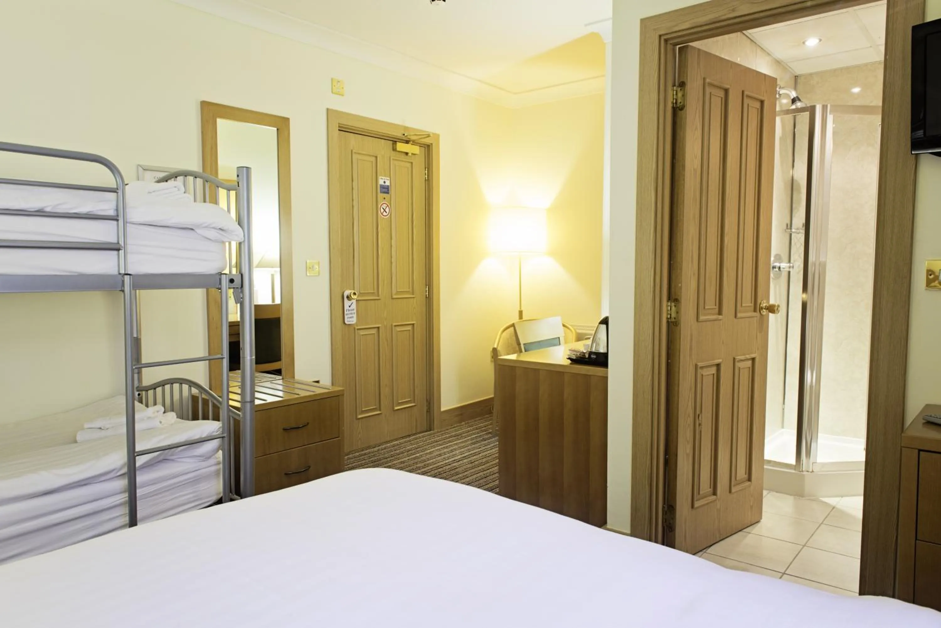 Bedroom, Bed in Carousel Hotel