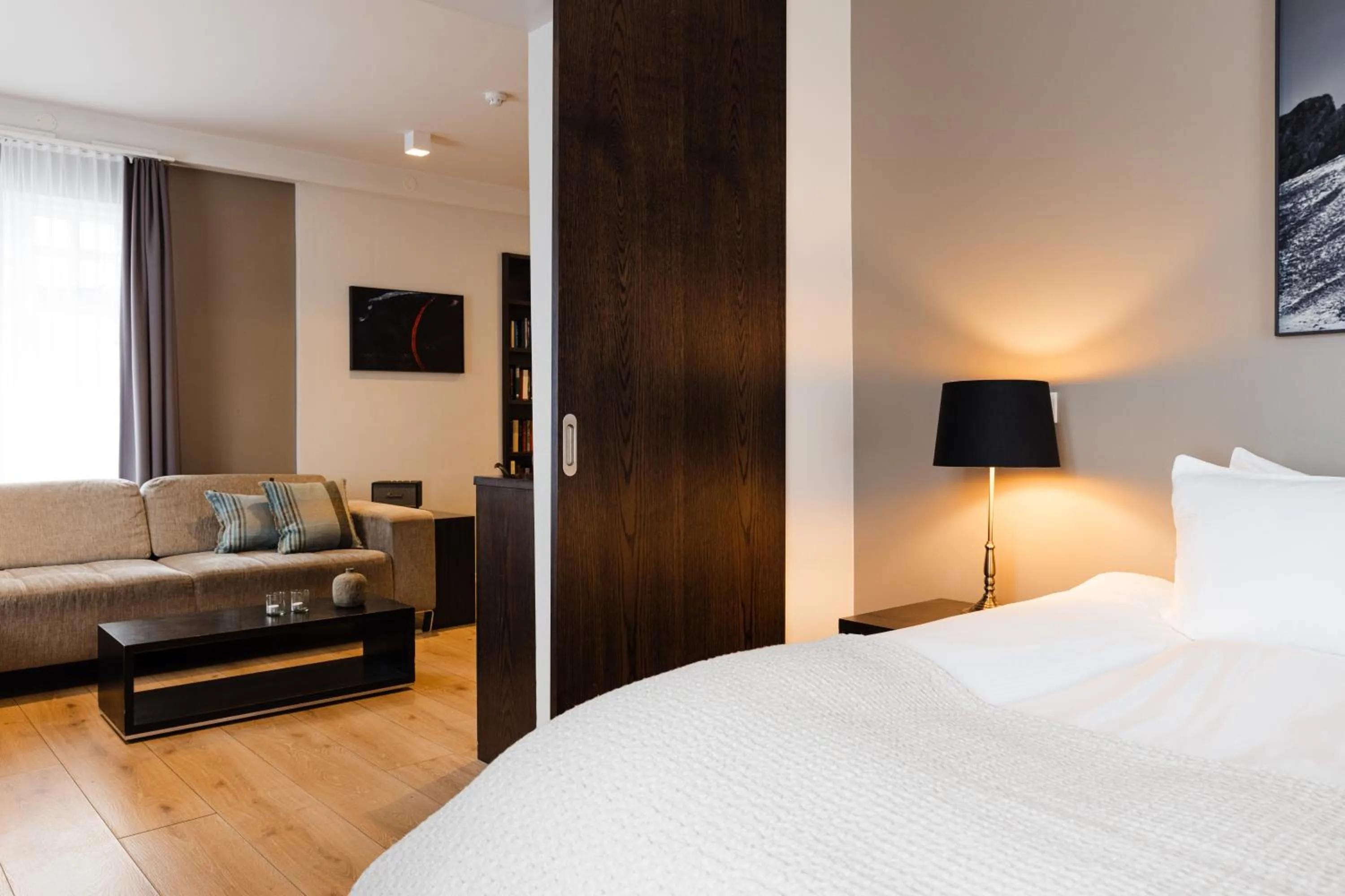 Communal lounge/ TV room, Bed in Hotel Ódinsvé