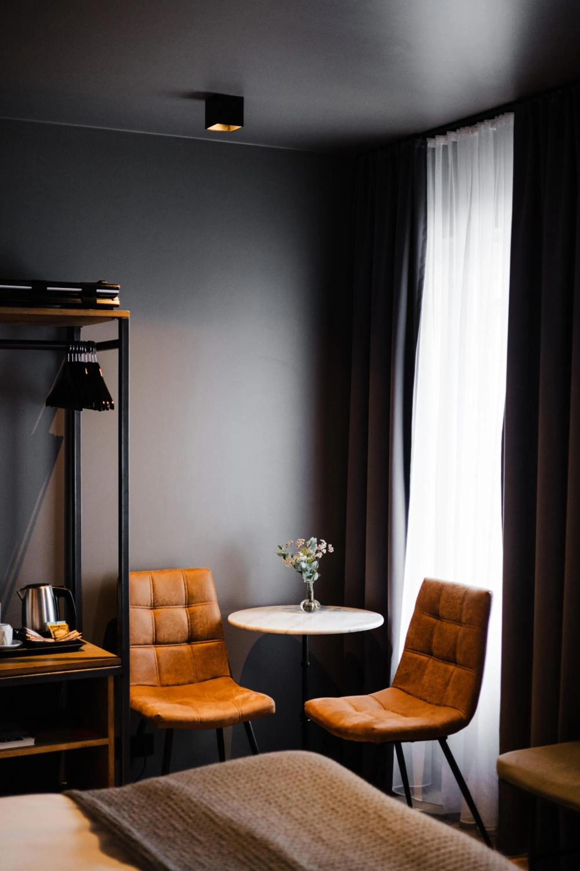 Seating area, Bed in Hotel Ódinsvé