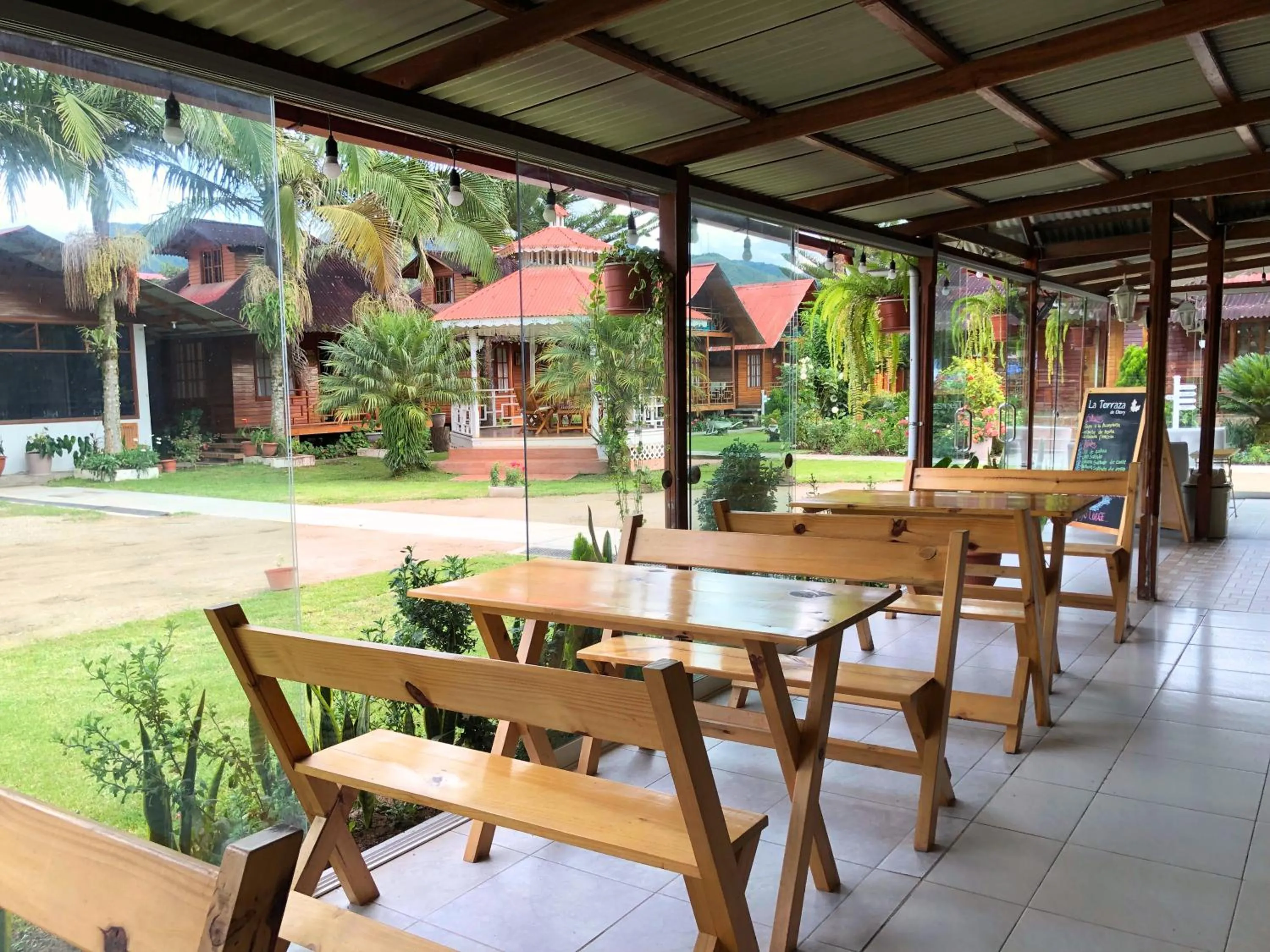 Restaurant/places to eat in Cemayu Lodge