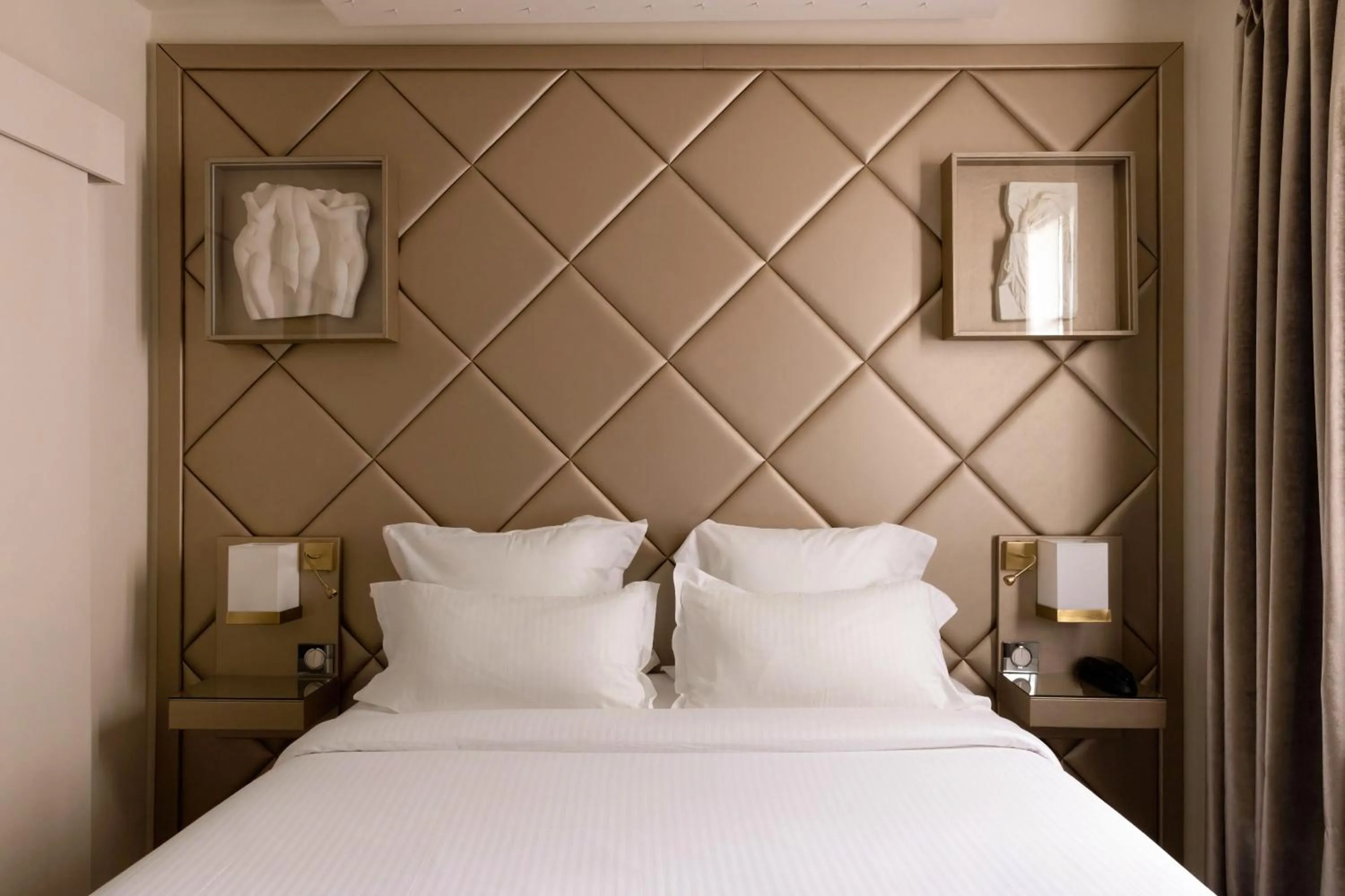 Bed in Petit Madeleine Hôtel