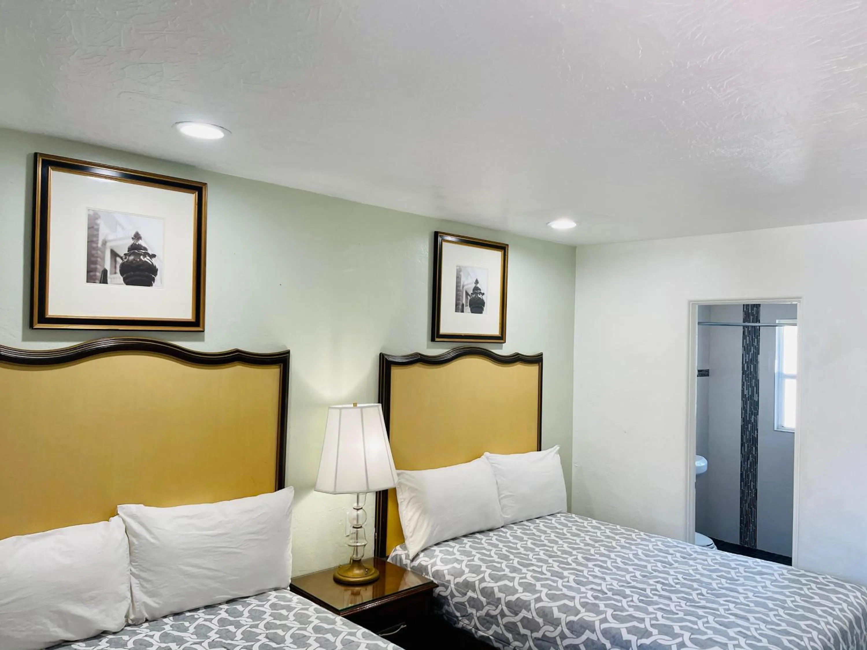 Bed in Siesta Inn Sarasota - Indian Beach