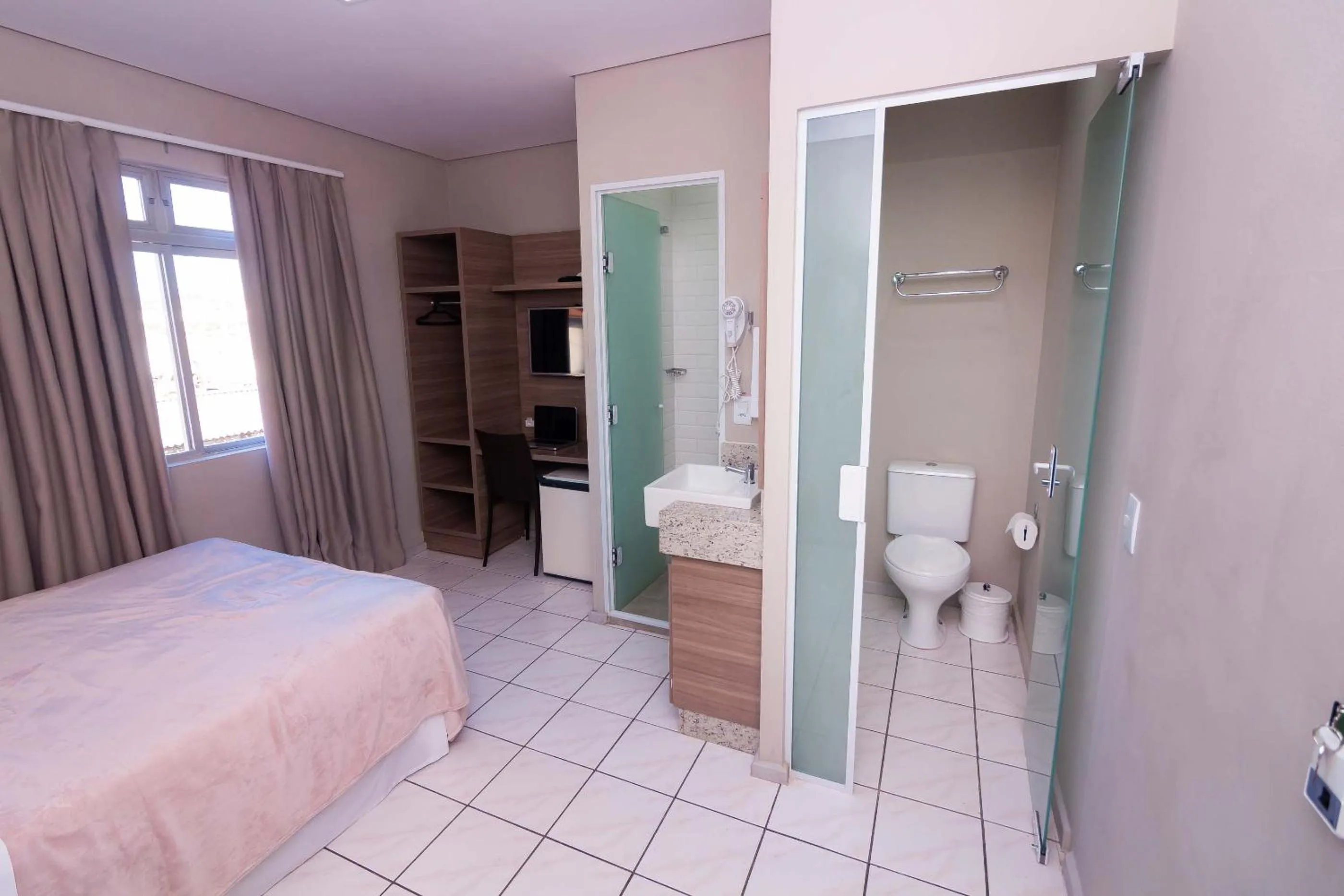 Photo of the whole room, Bed in Kennedy Slim Hotel