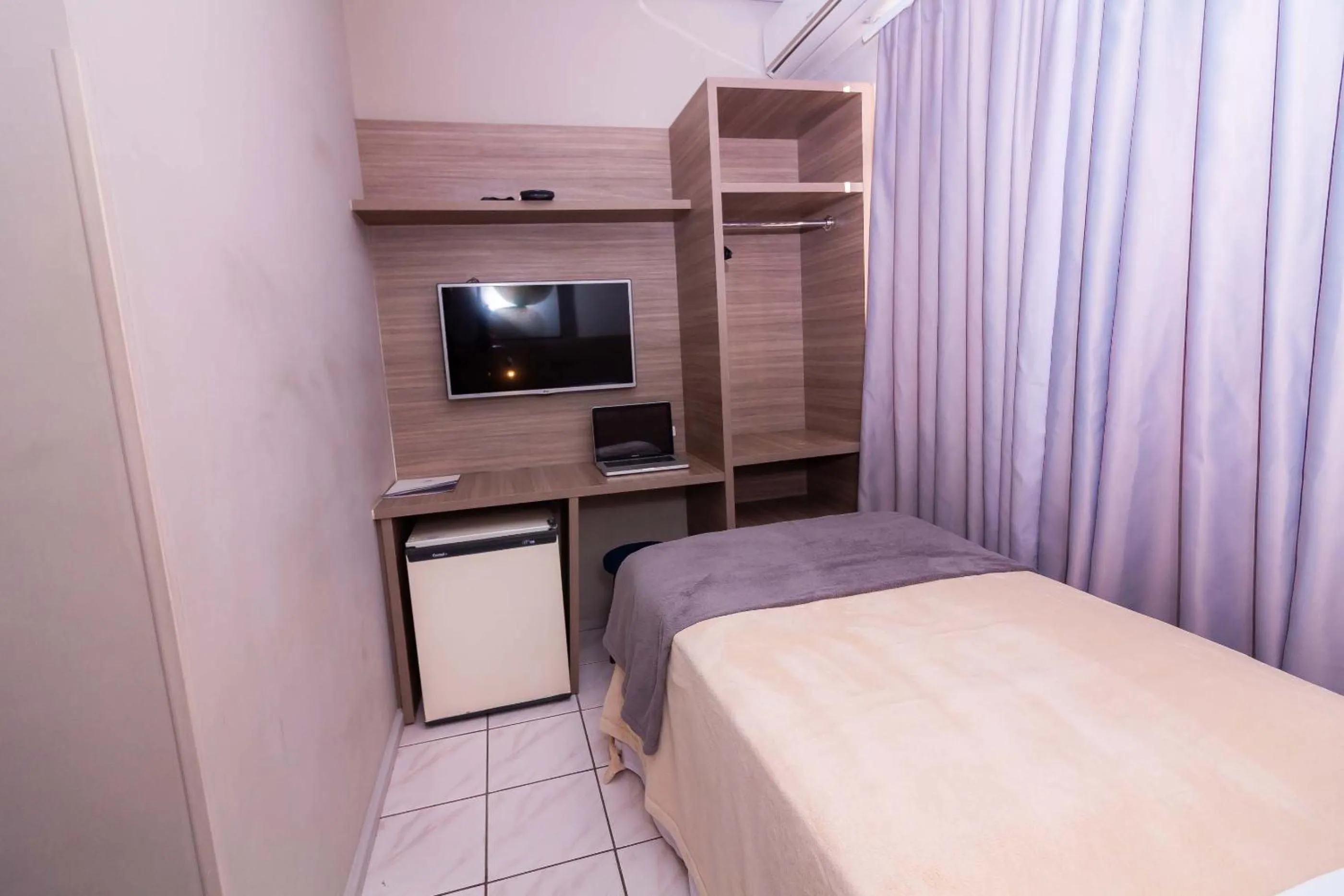 Bed in Kennedy Slim Hotel