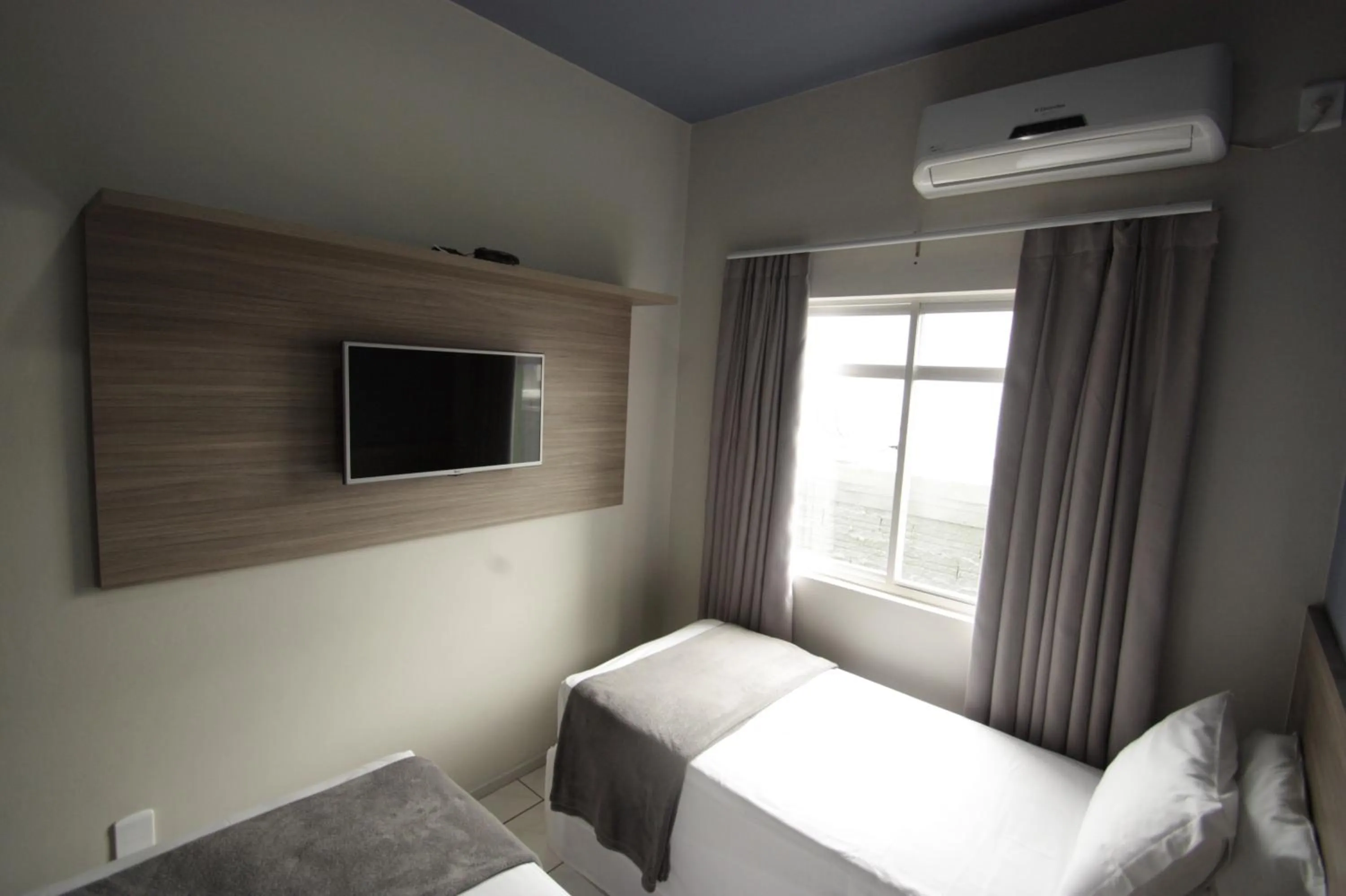 Photo of the whole room, Bed in Kennedy Slim Hotel