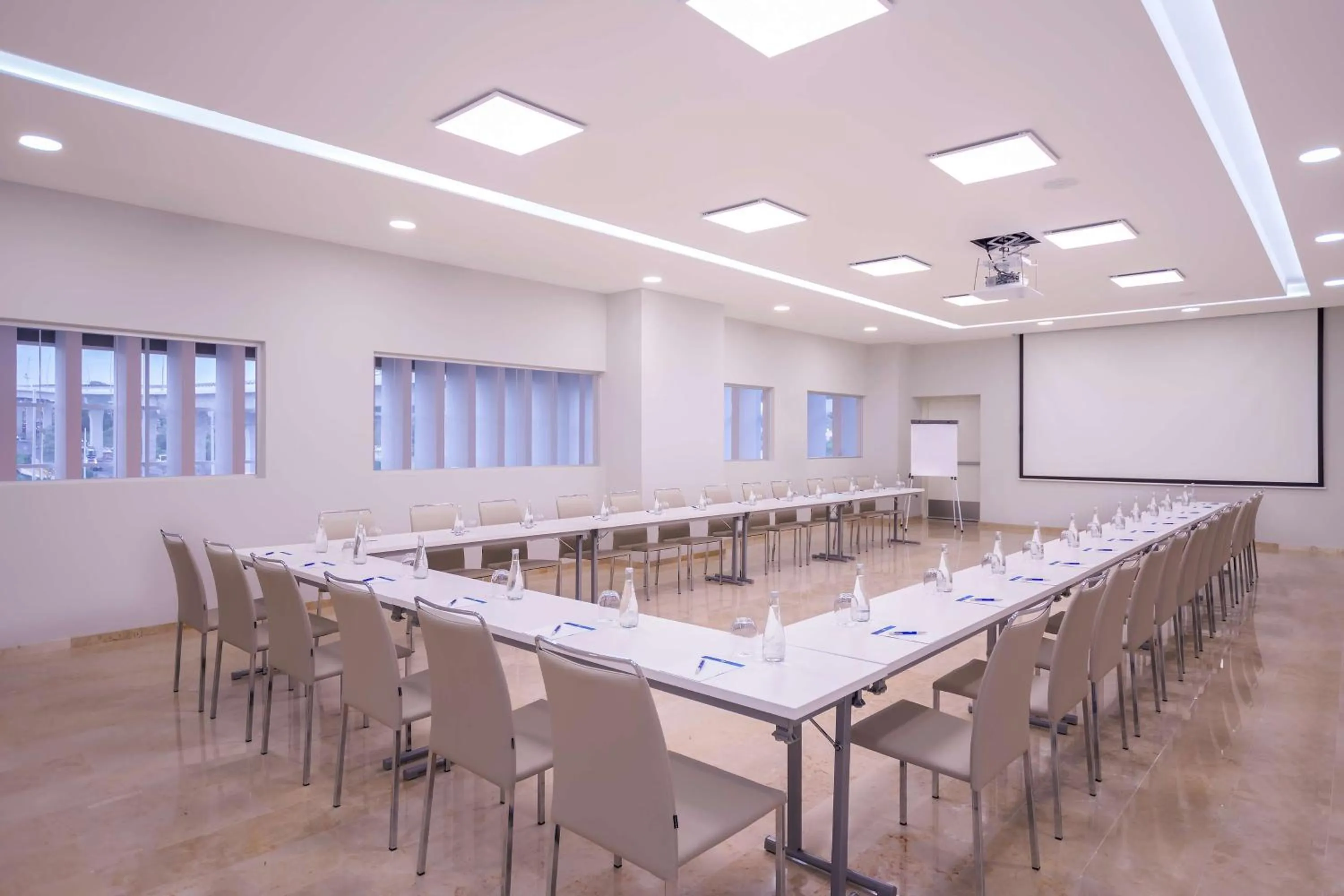 Meeting/conference room in NH Puebla FINSA