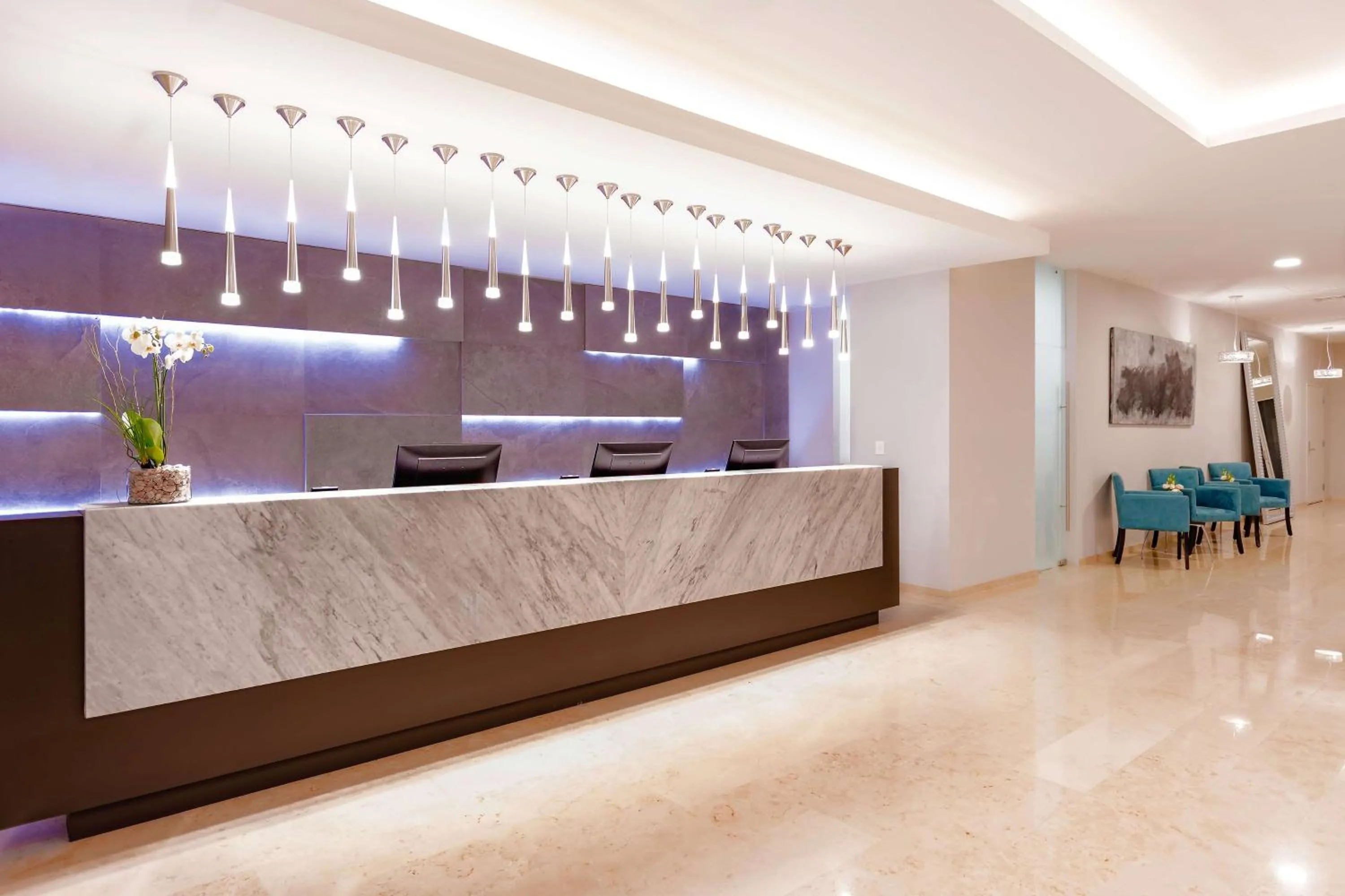 Lobby or reception in NH Puebla FINSA