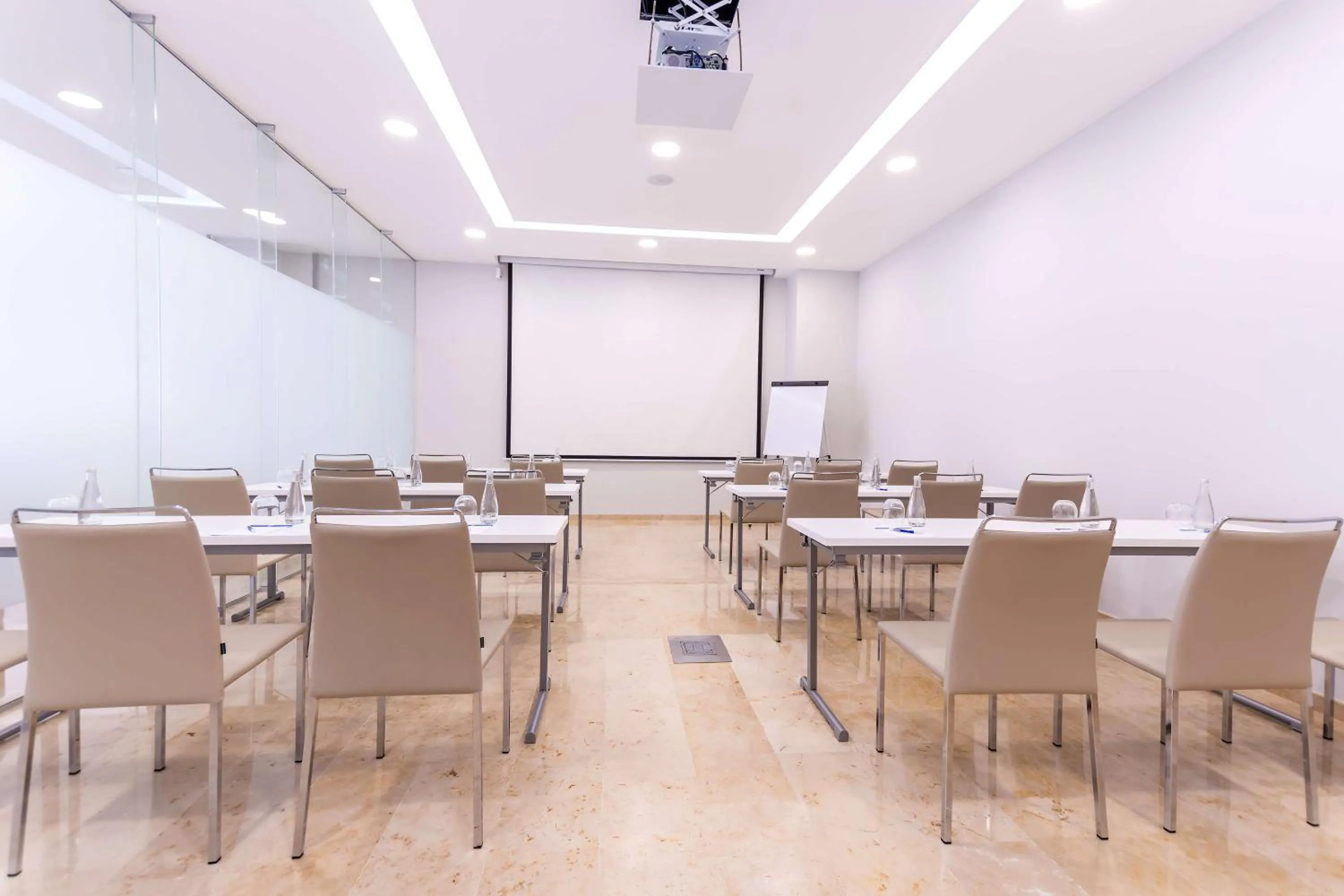 Meeting/conference room in NH Puebla FINSA