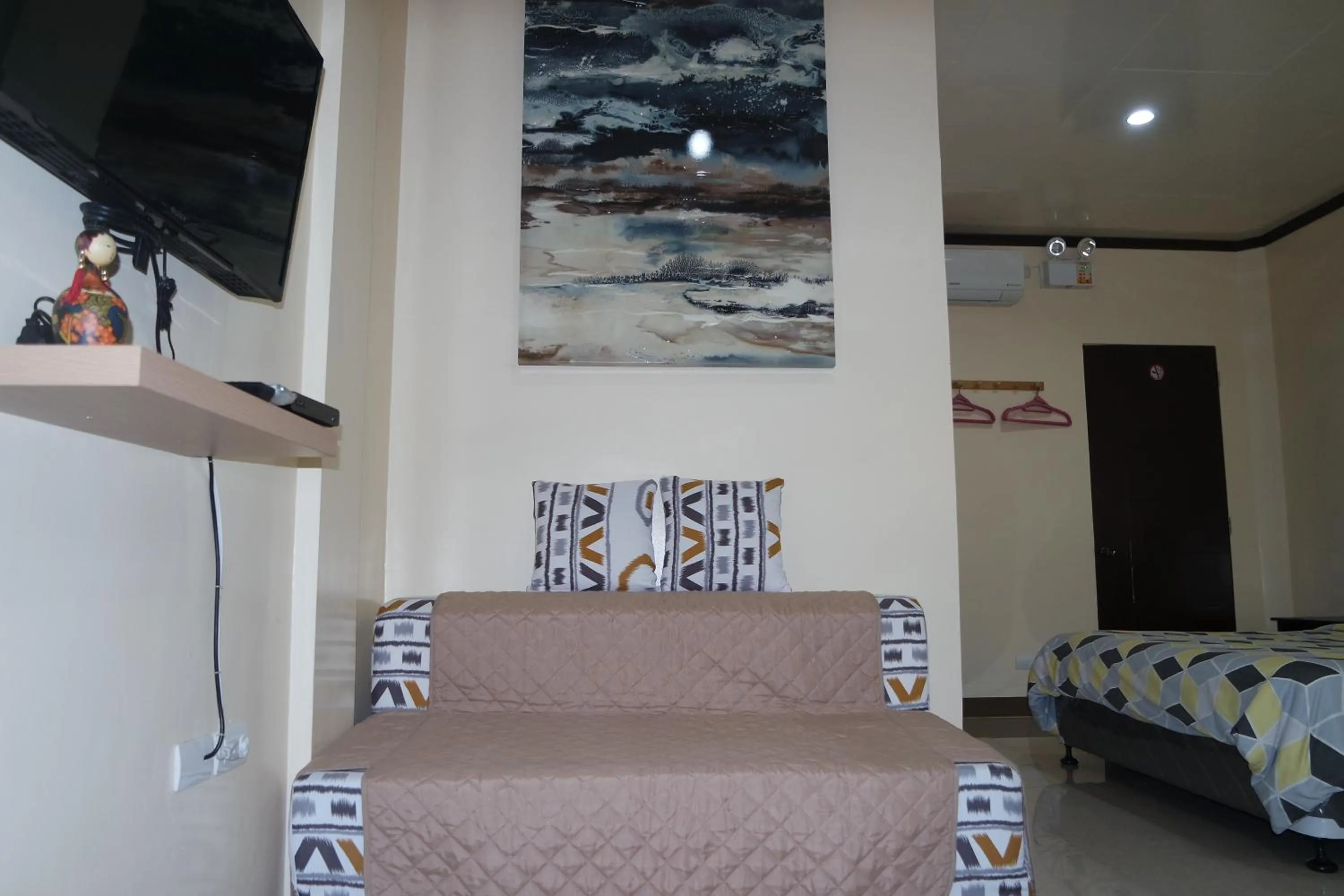 Living room, Bed in Yoo C Apartment