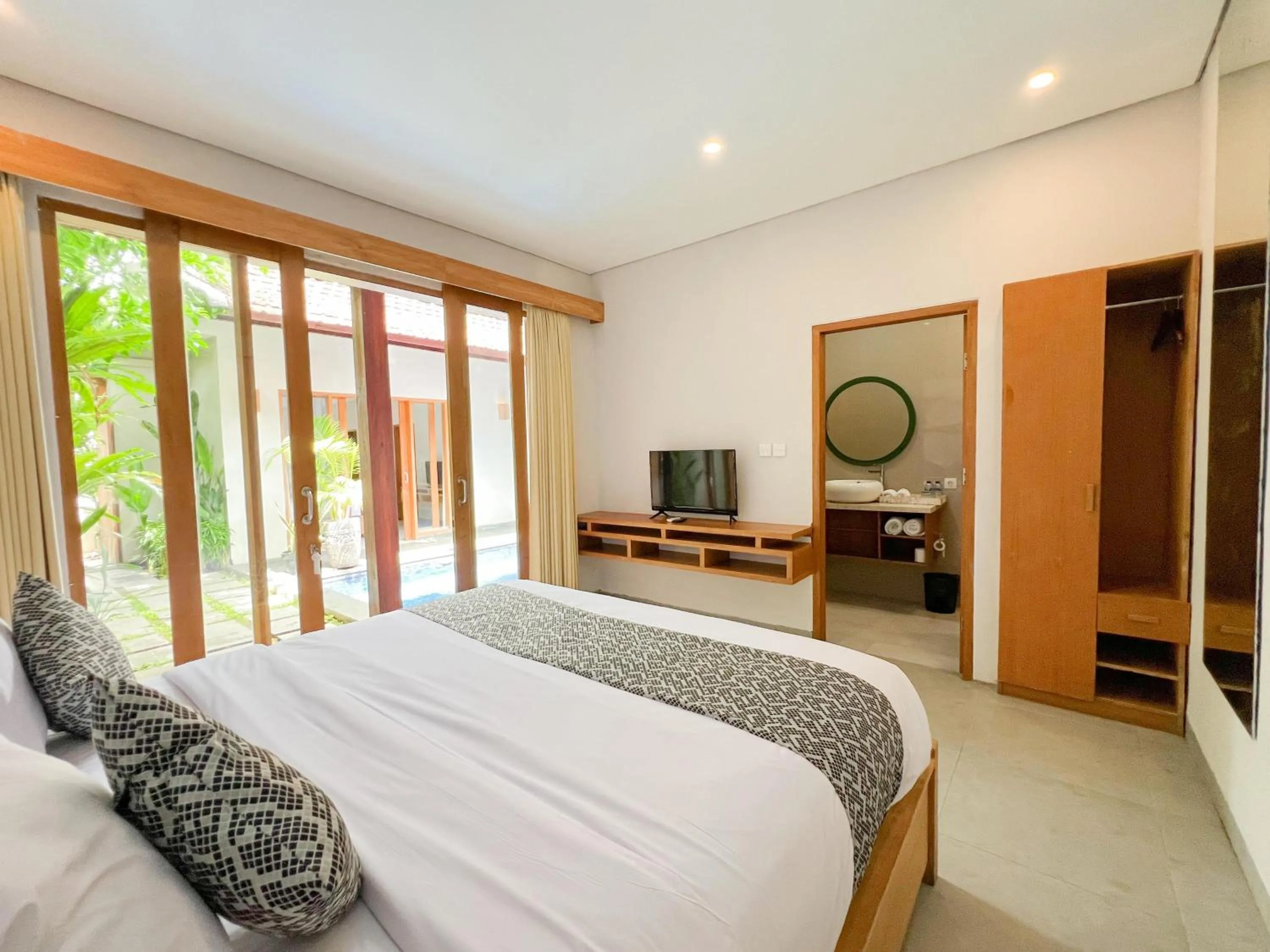 Bed in Apple Villa & Suite Seminyak