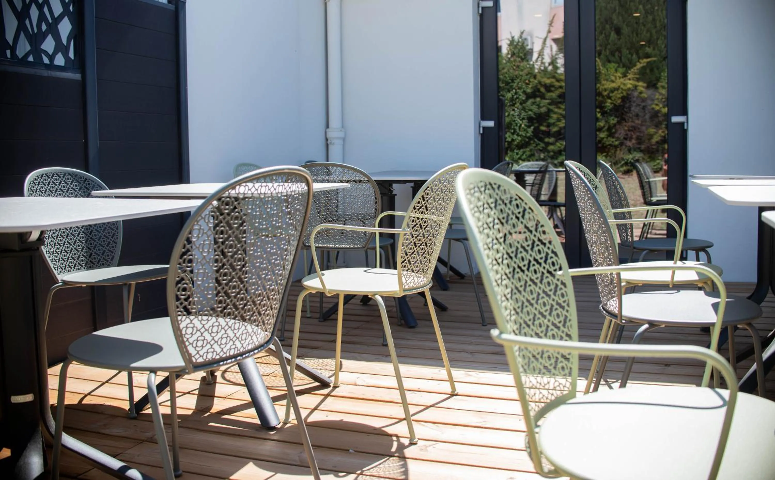 Patio in Hotel du Parc Euromédecine by AKENA