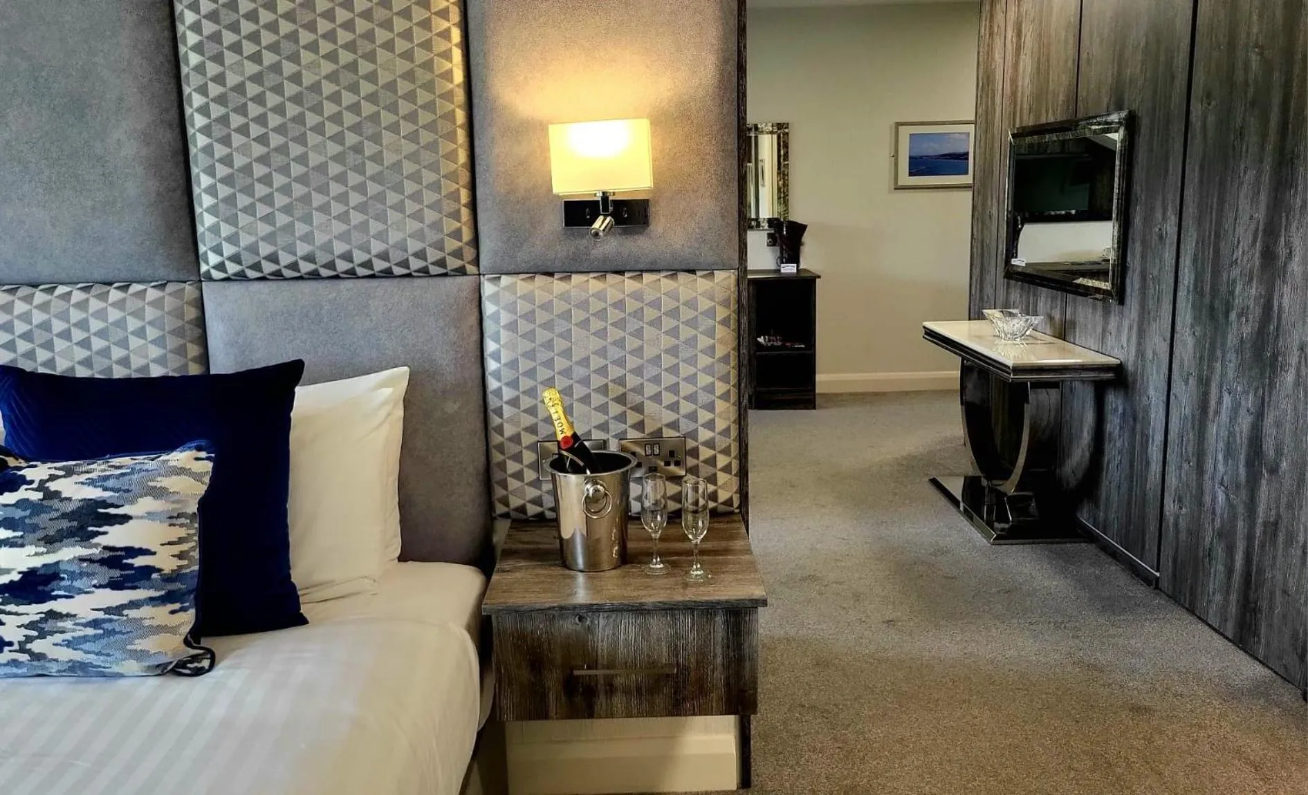 Bedroom, Bed in Mill Park Hotel