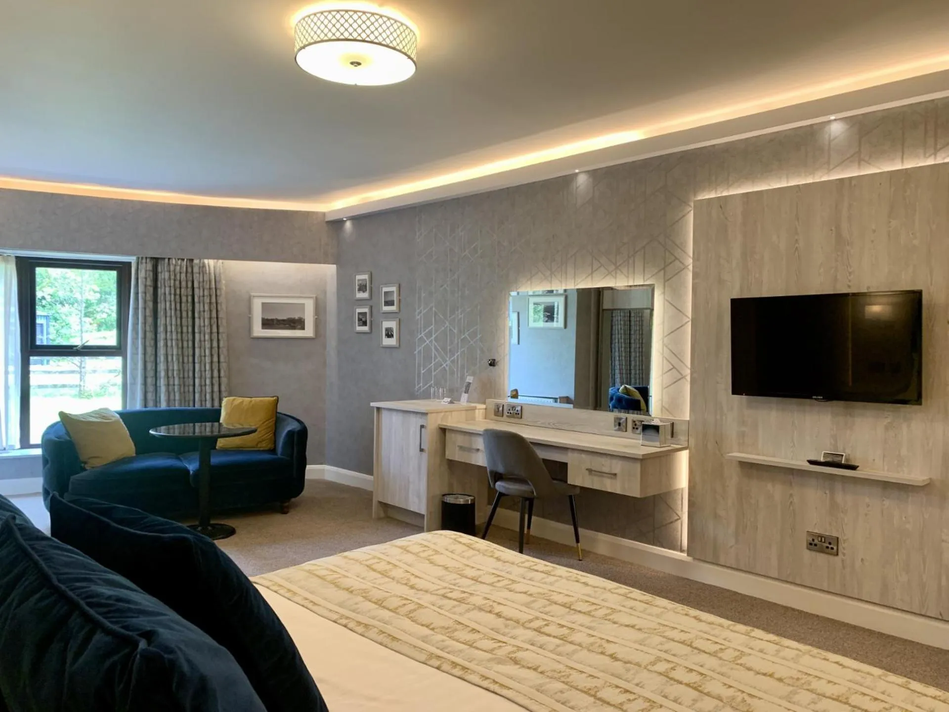 TV and multimedia, Bed in Mill Park Hotel