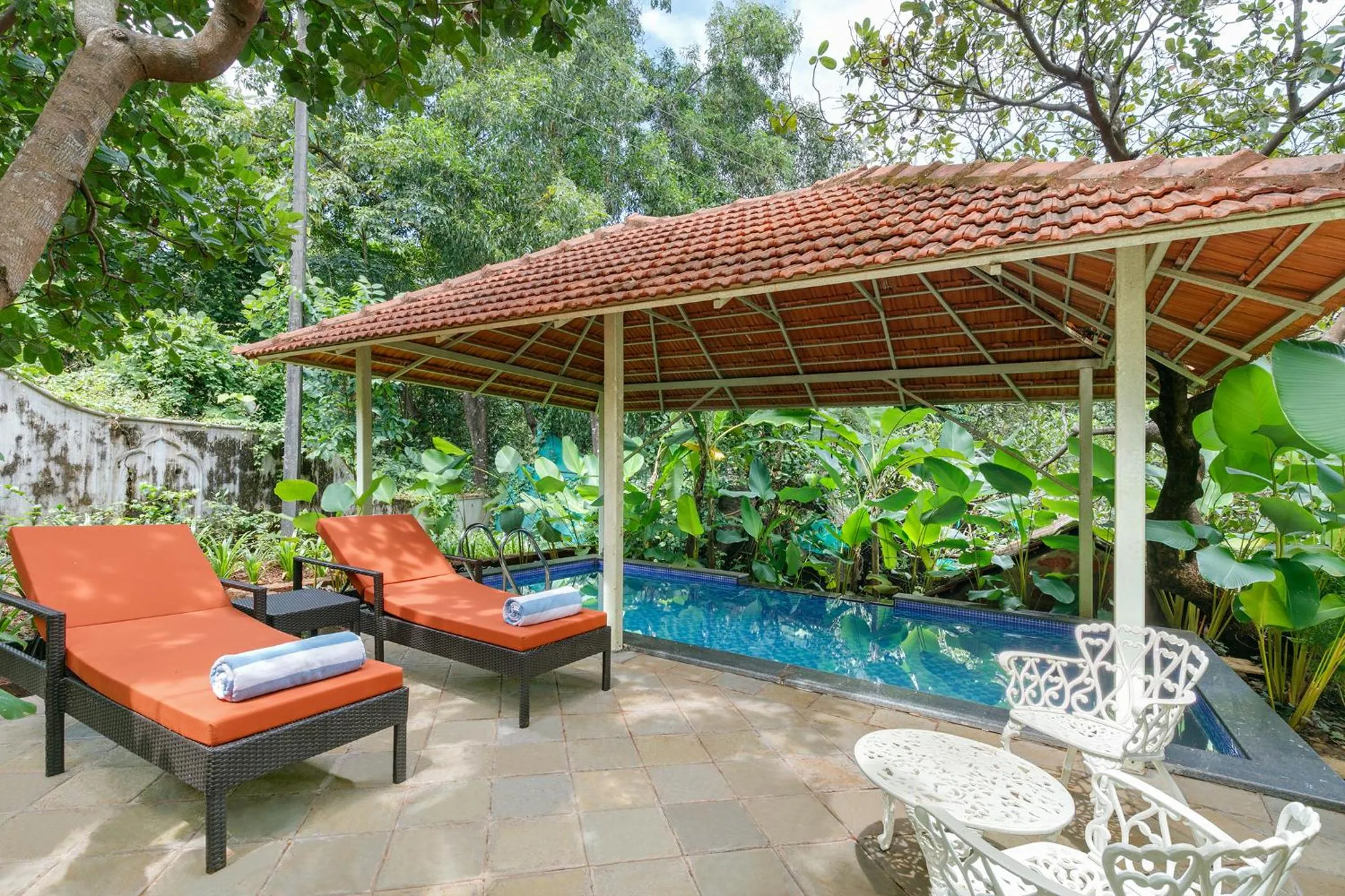 Swimming pool in Amritara Aura Resort & Spa