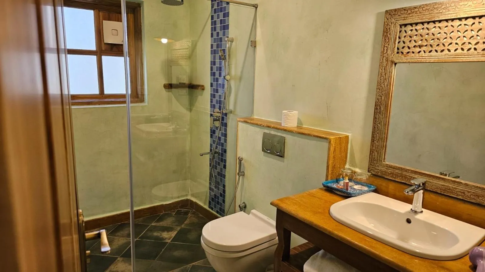 Shower in Amritara Aura Resort & Spa