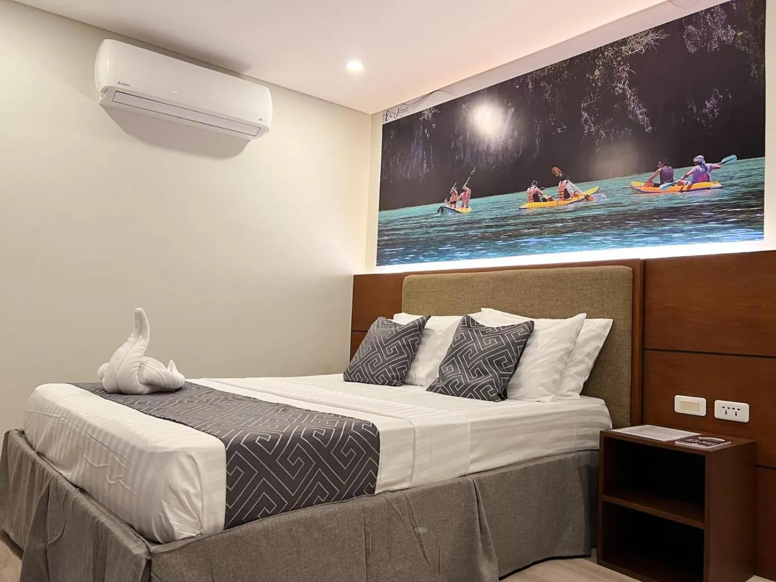 Bedroom, Bed in Bill Tourist Inn