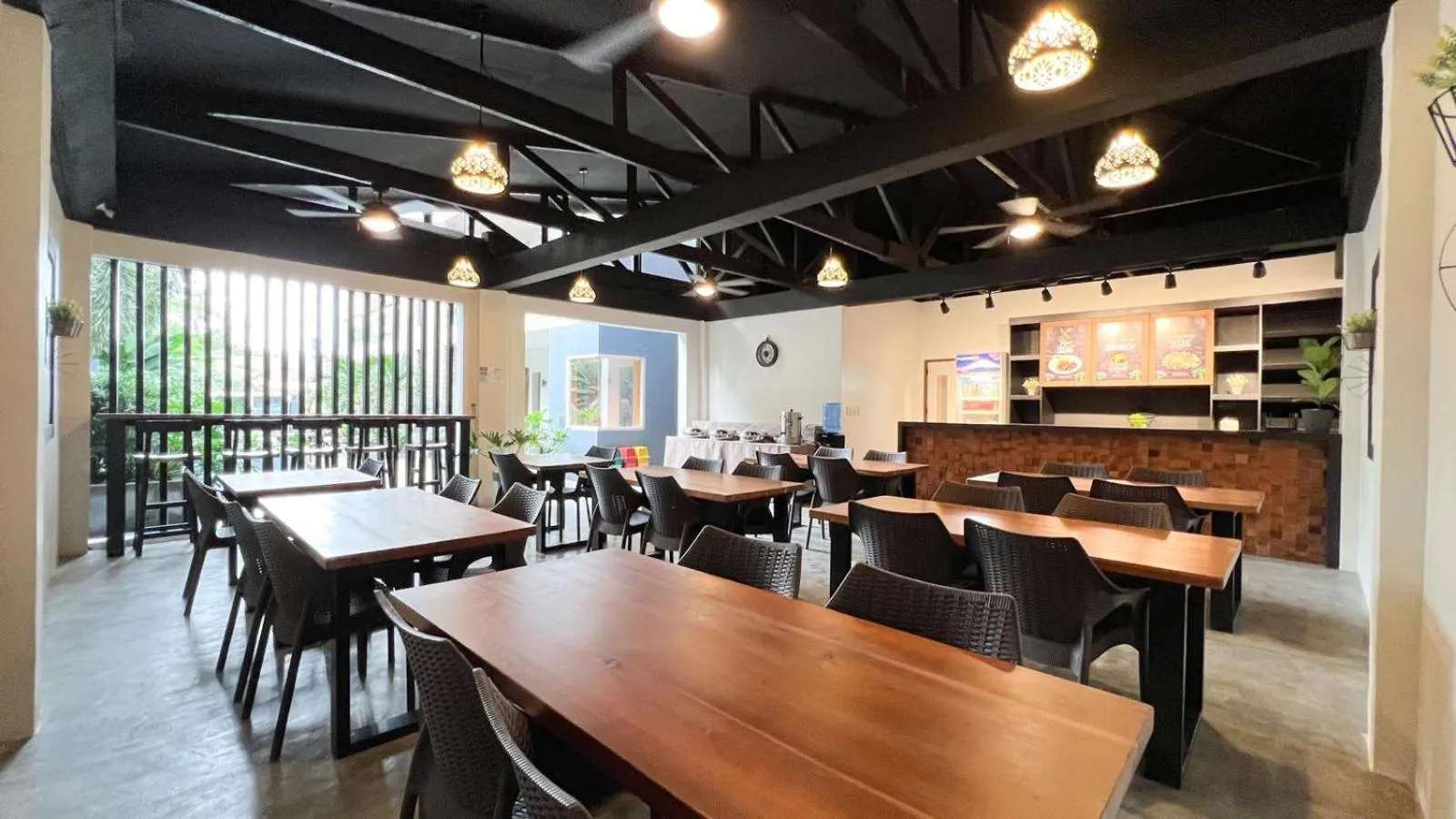 Restaurant/places to eat in Bill Tourist Inn