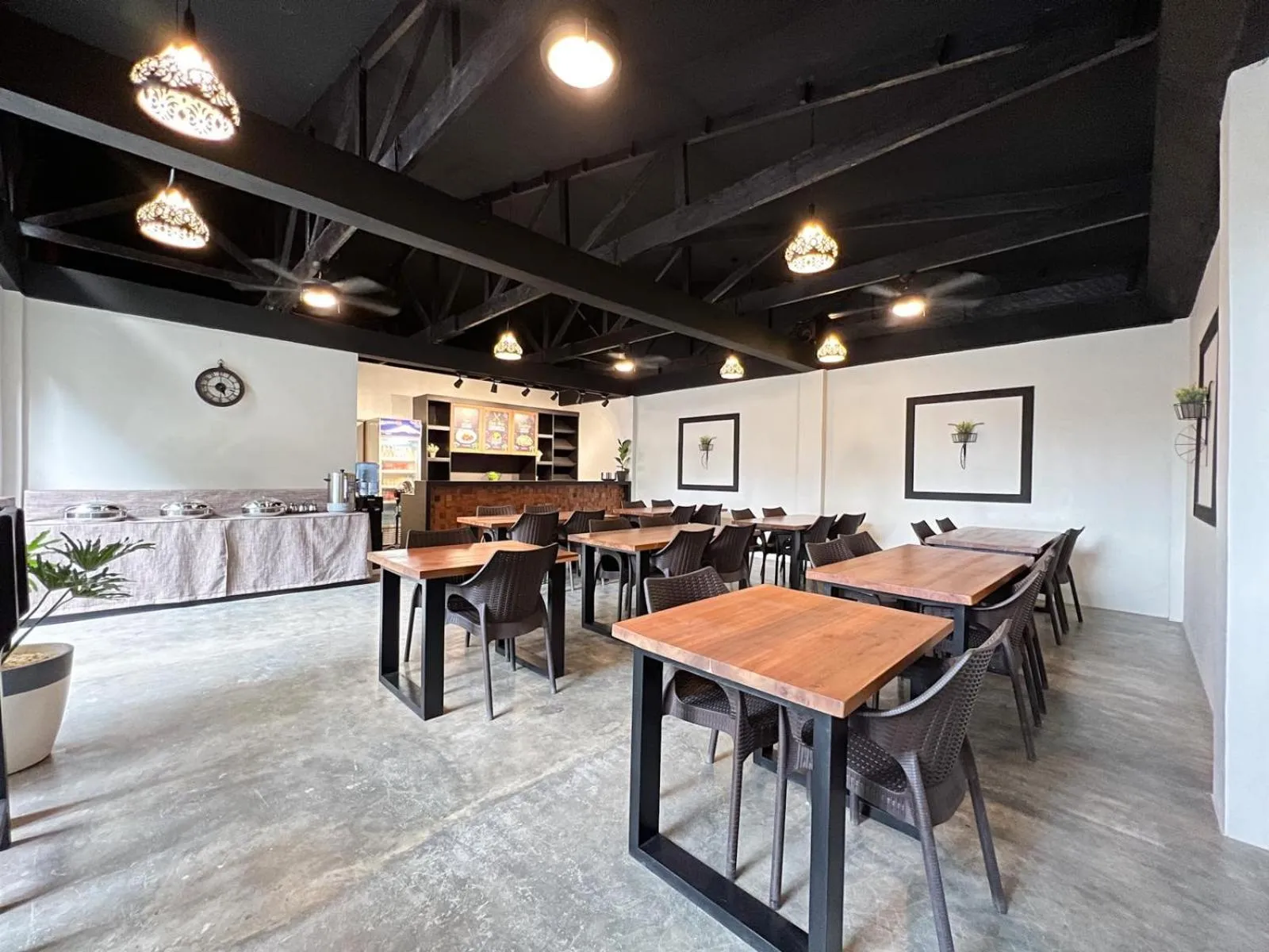 Restaurant/places to eat in Bill Tourist Inn