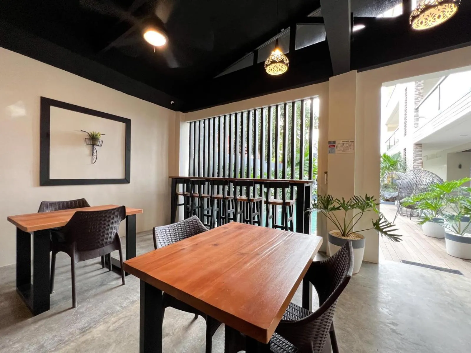 Restaurant/places to eat in Bill Tourist Inn