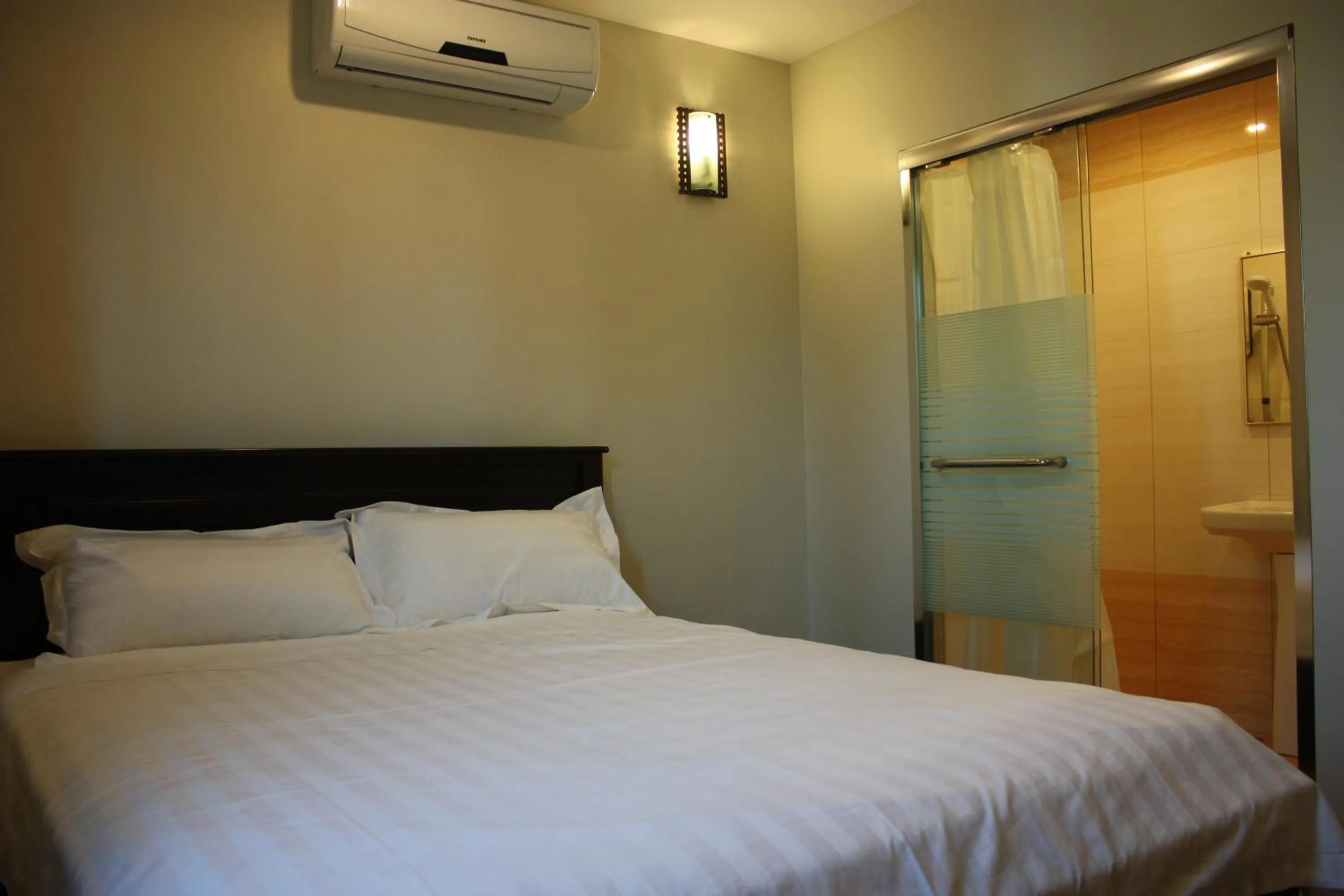 Bathroom, Bed in SE Two Hotel