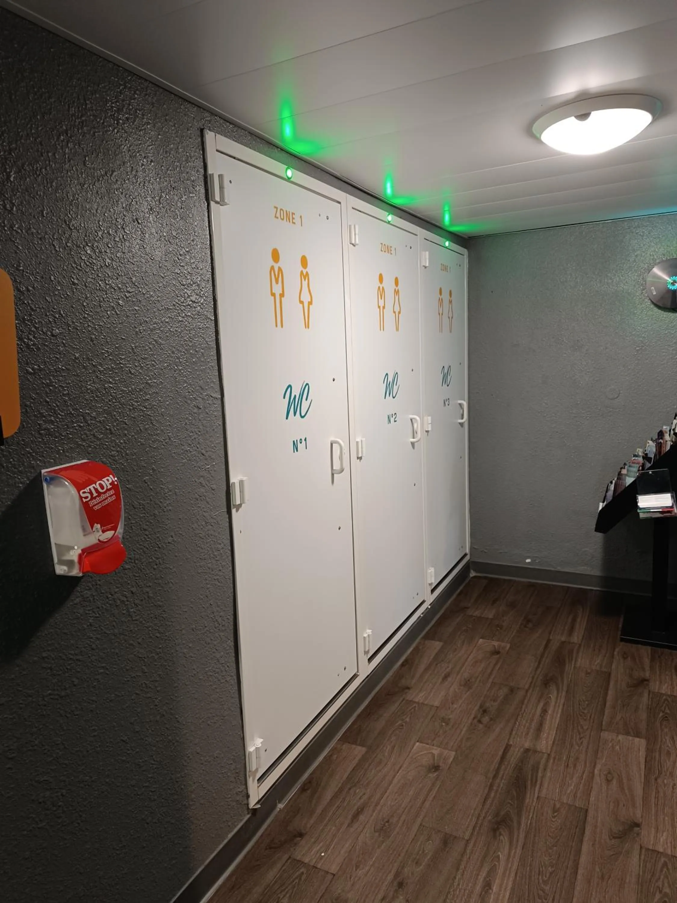 Toilet in hotelF1 Calais Coquelles