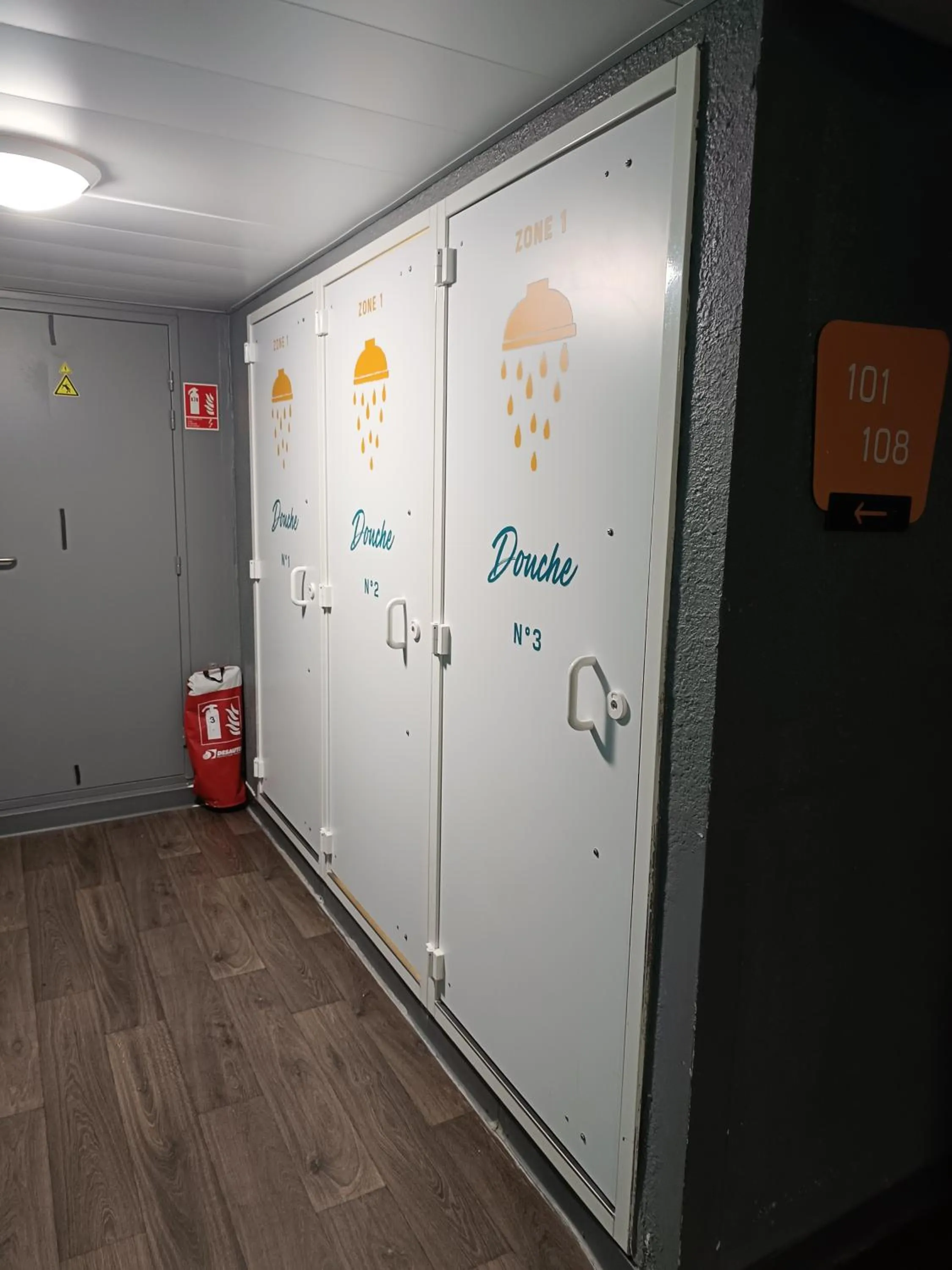 Shower in hotelF1 Calais Coquelles