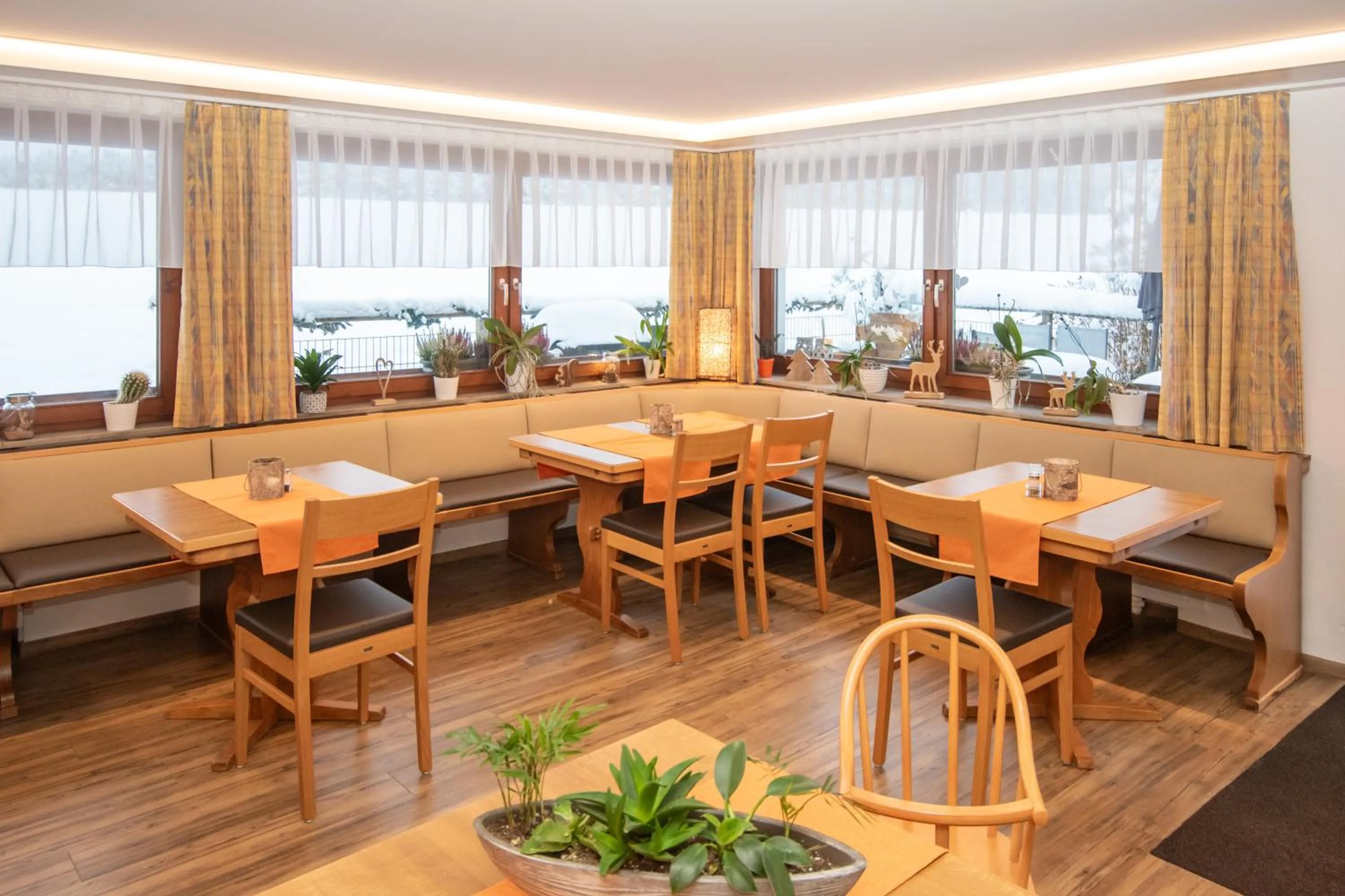 Restaurant/places to eat in Landhotel Karin