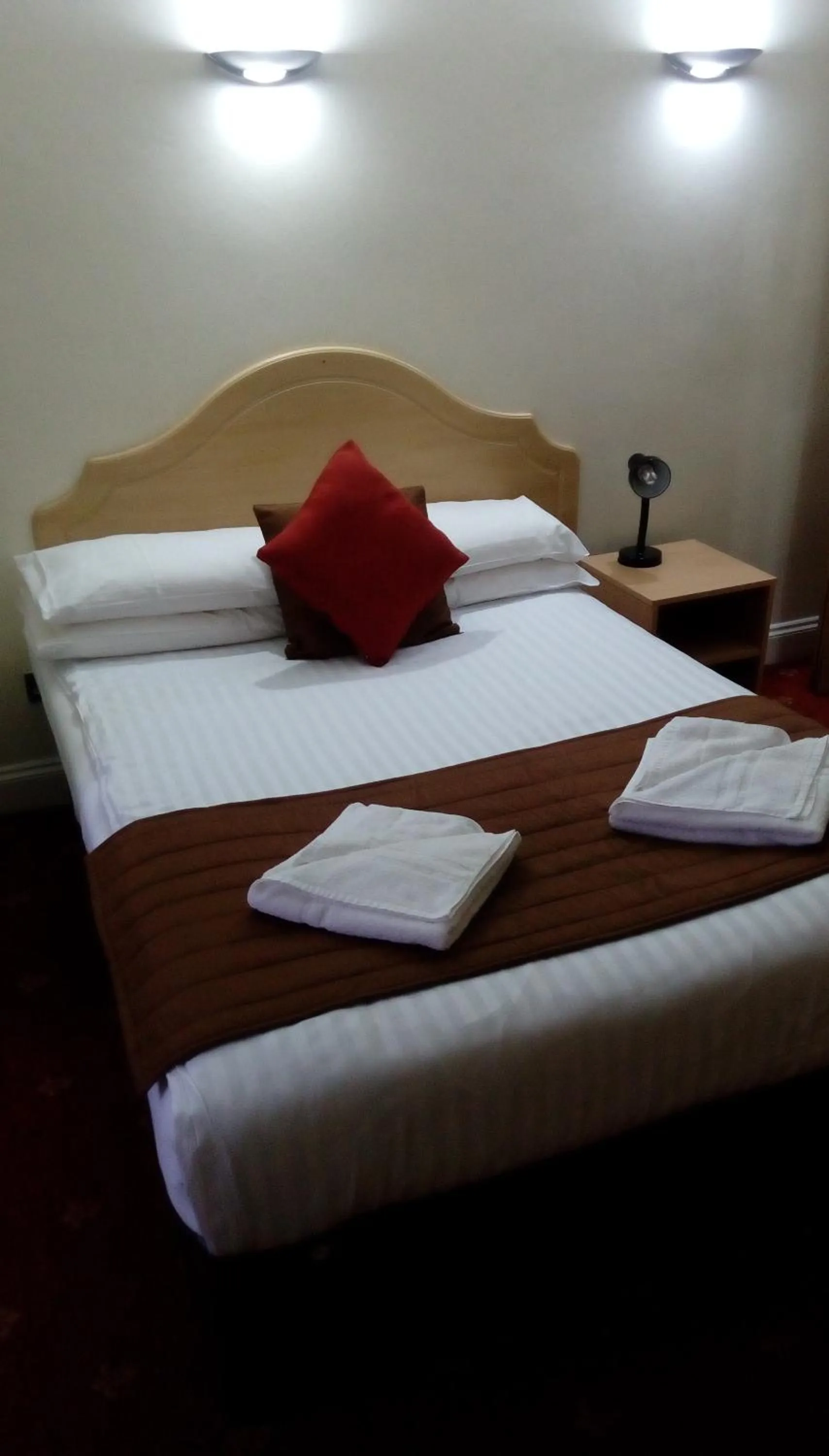 Photo of the whole room, Bed in The Brent Hotel - London - Wembley