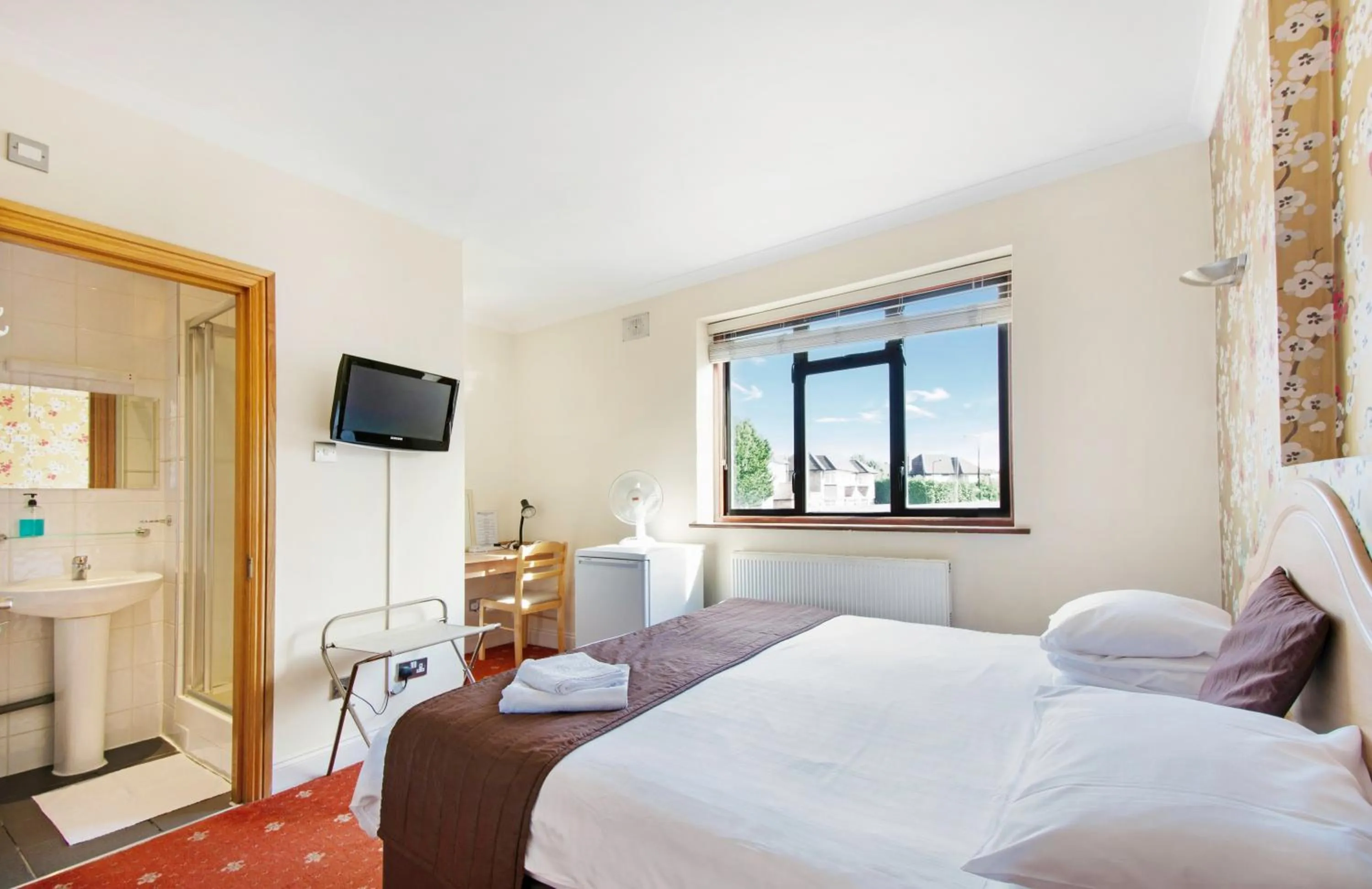 Photo of the whole room, Bed in The Brent Hotel - London - Wembley