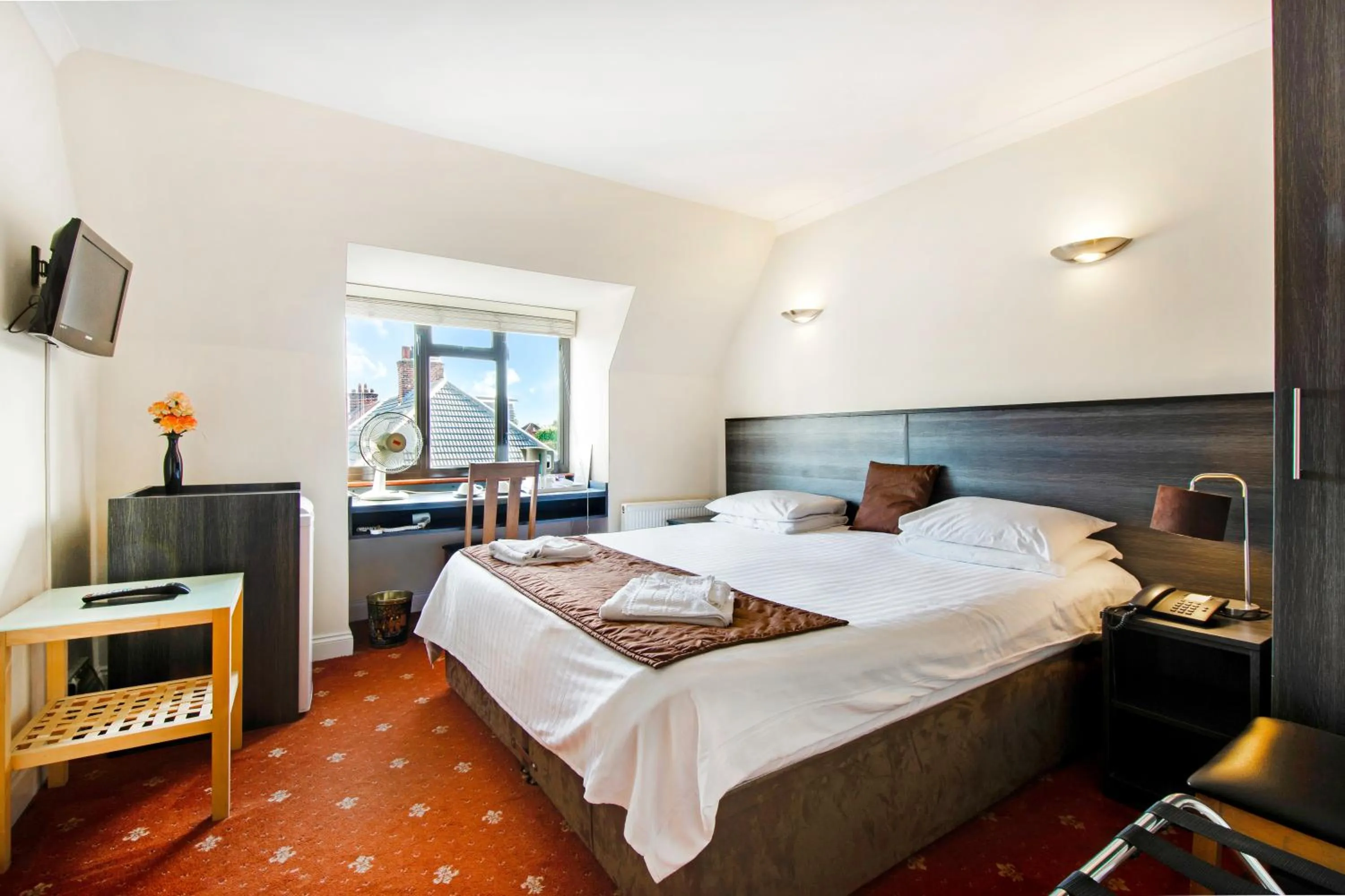 Photo of the whole room, Bed in The Brent Hotel - London - Wembley