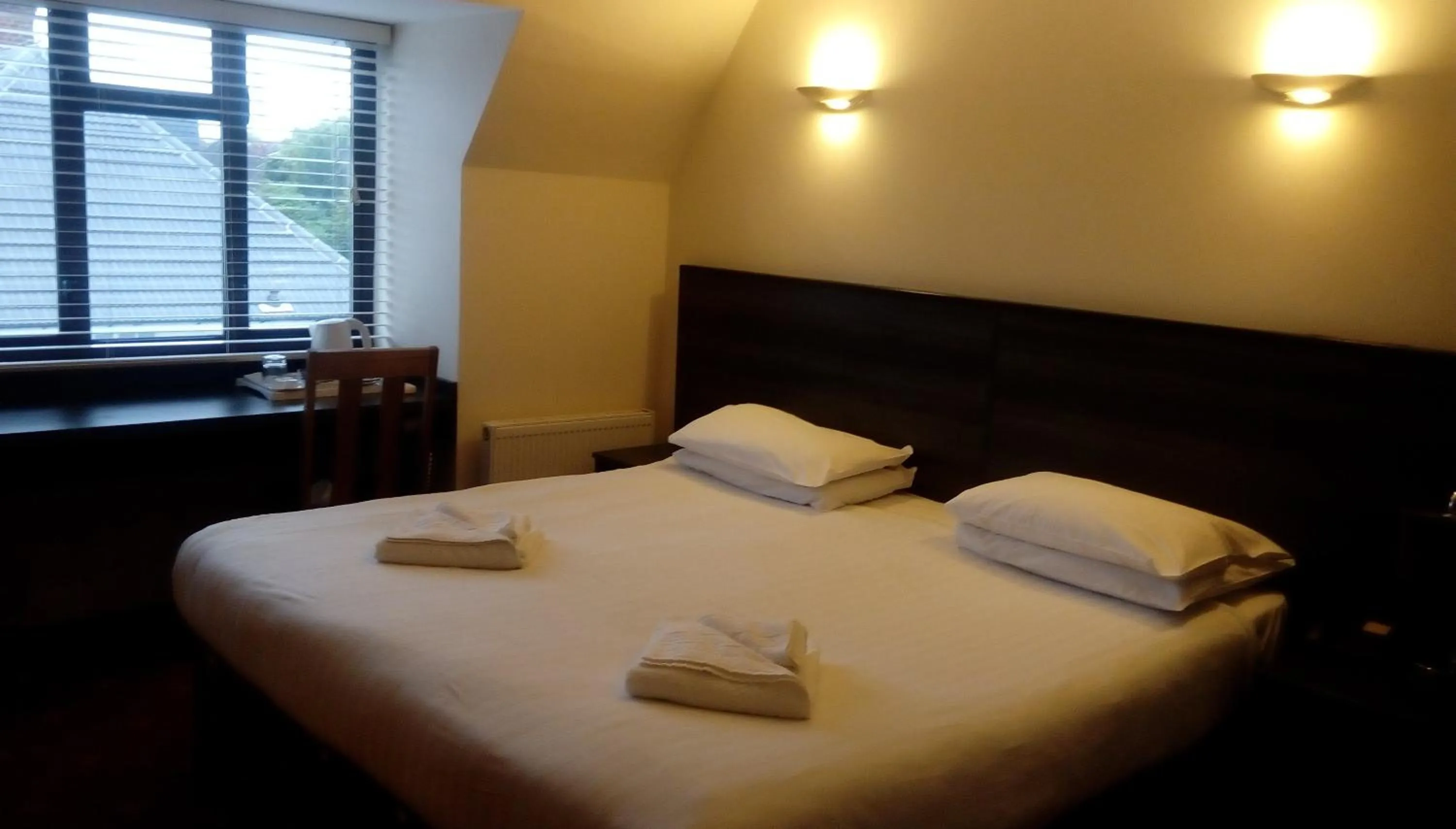 Bedroom, Bed in The Brent Hotel - London - Wembley