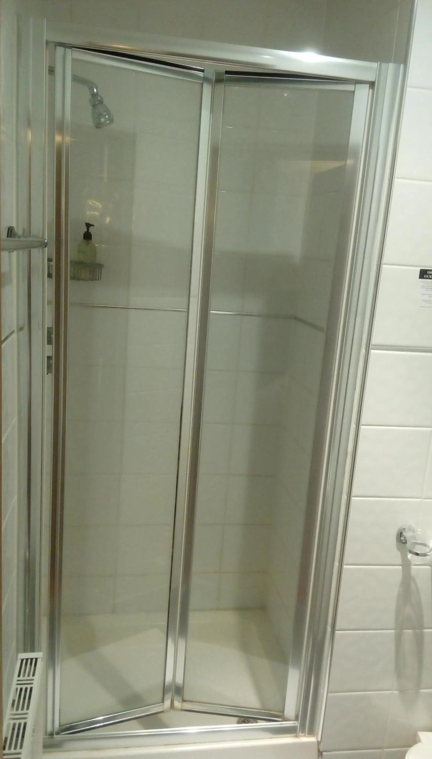 Shower in The Brent Hotel - London - Wembley