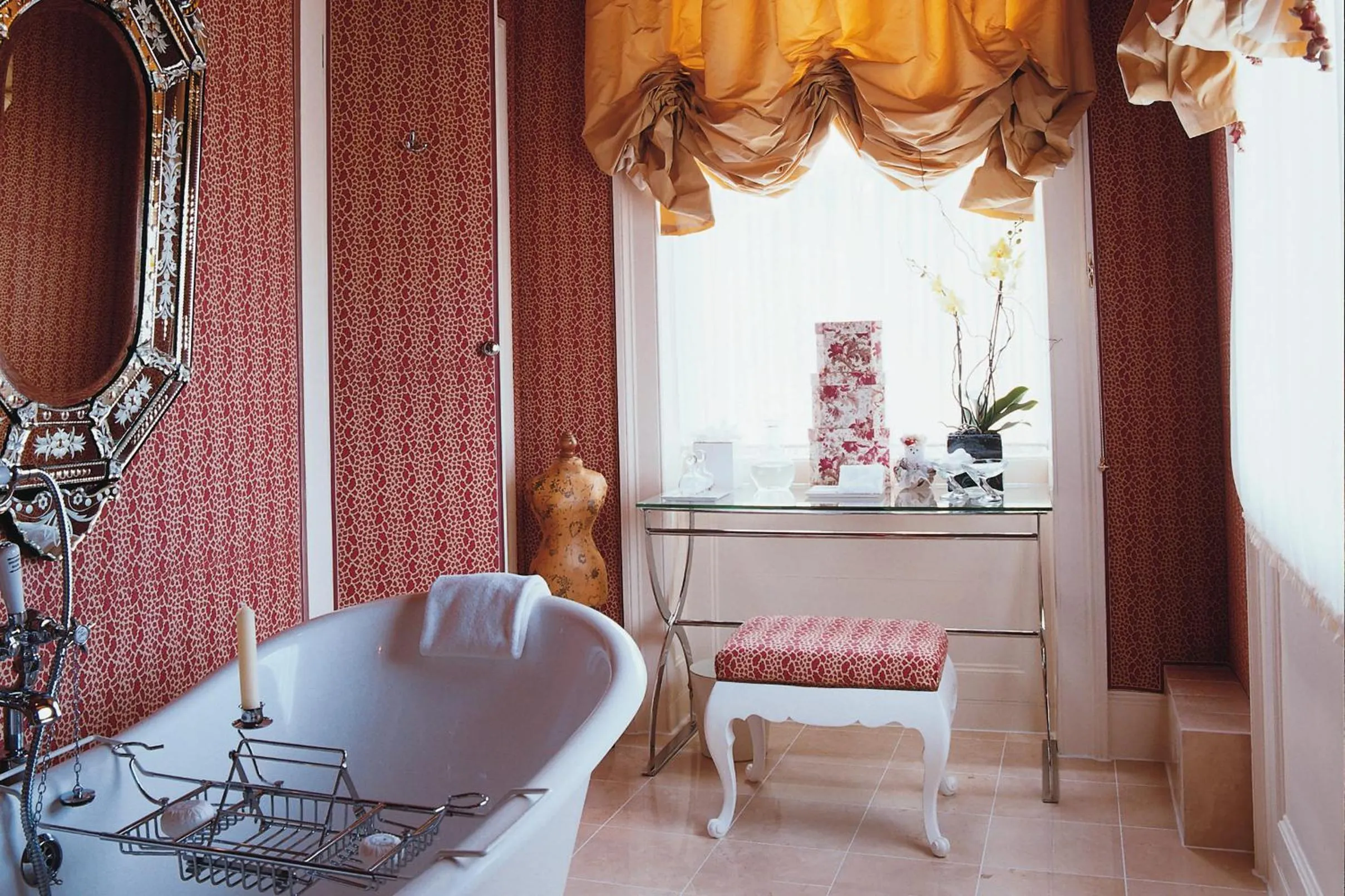 Bathroom, Bed in Summer Lodge Country House Hotel