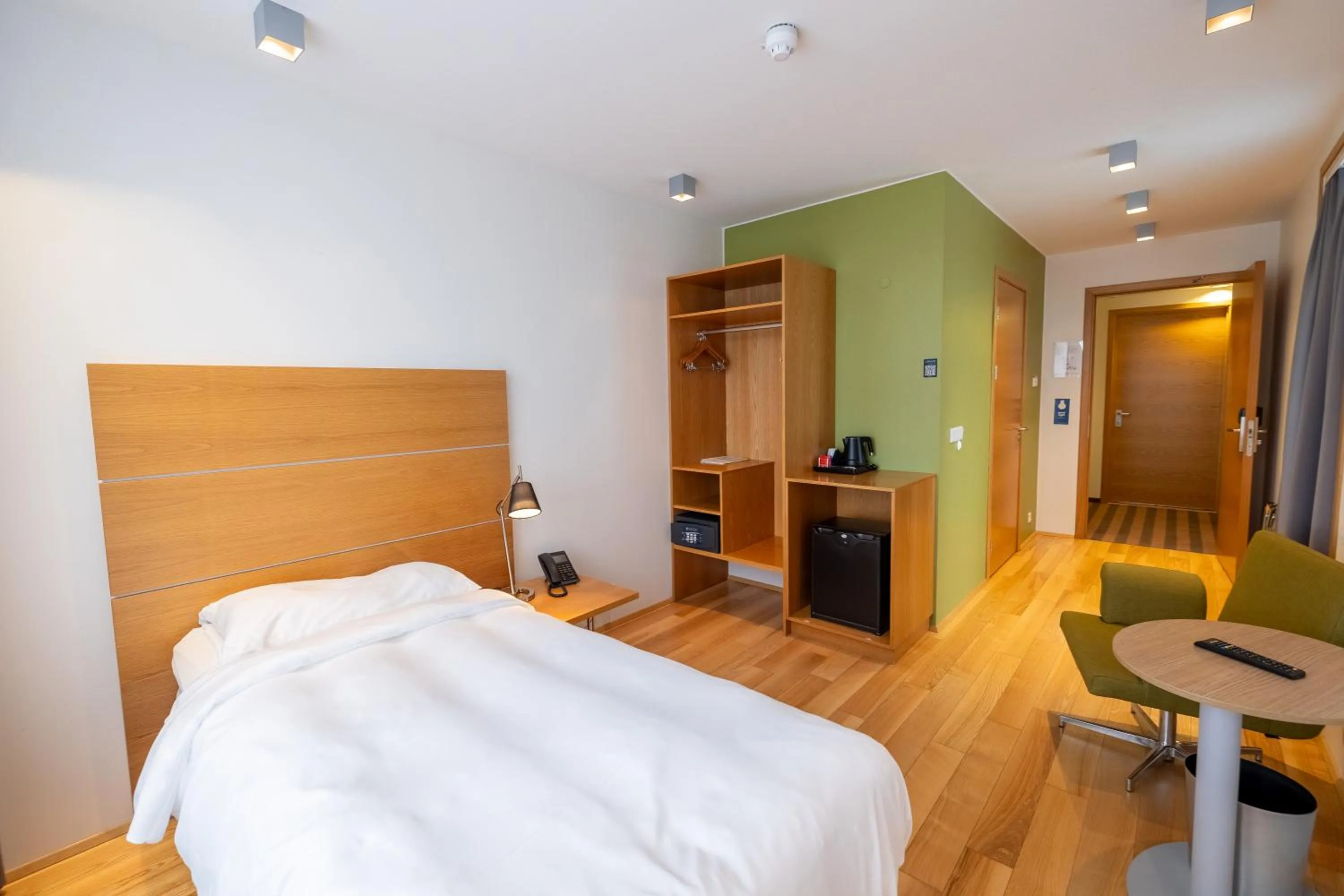 Photo of the whole room, Bed in Park Inn by Radisson Reykjavik Keflavík Airport