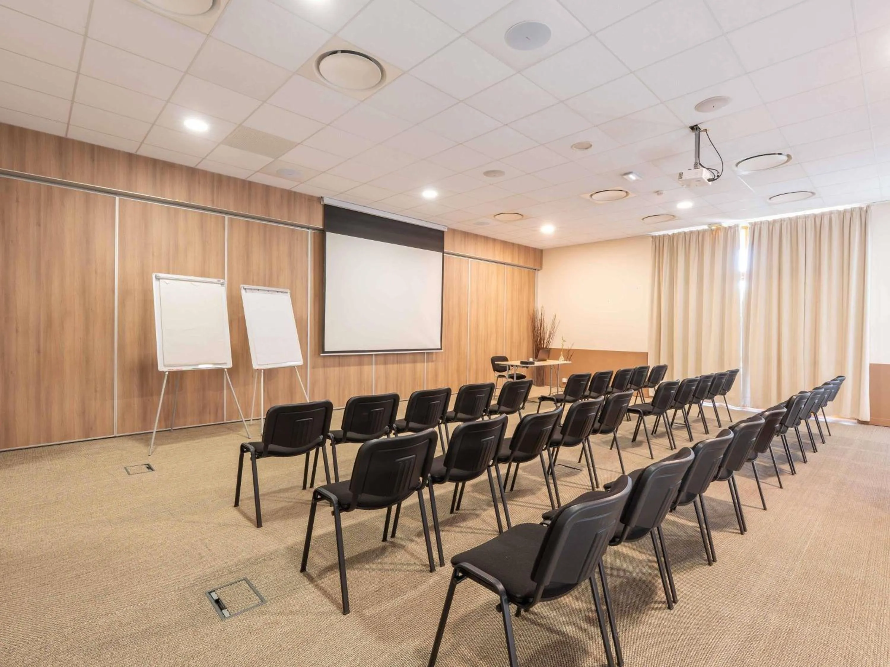 Meeting/conference room in Mercure Aix-En-Provence Sainte-Victoire