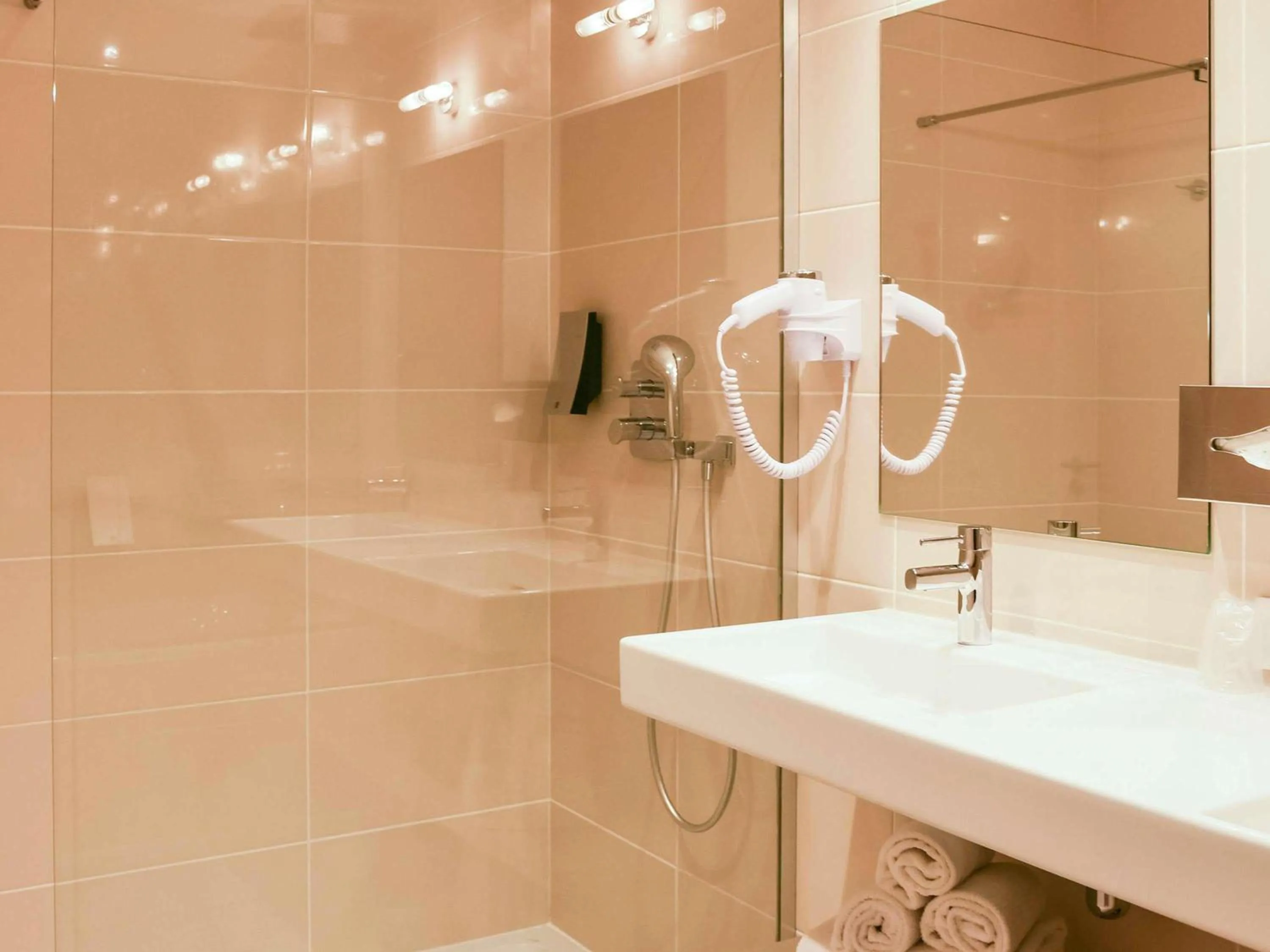 Bedroom in Mercure Aix-En-Provence Sainte-Victoire