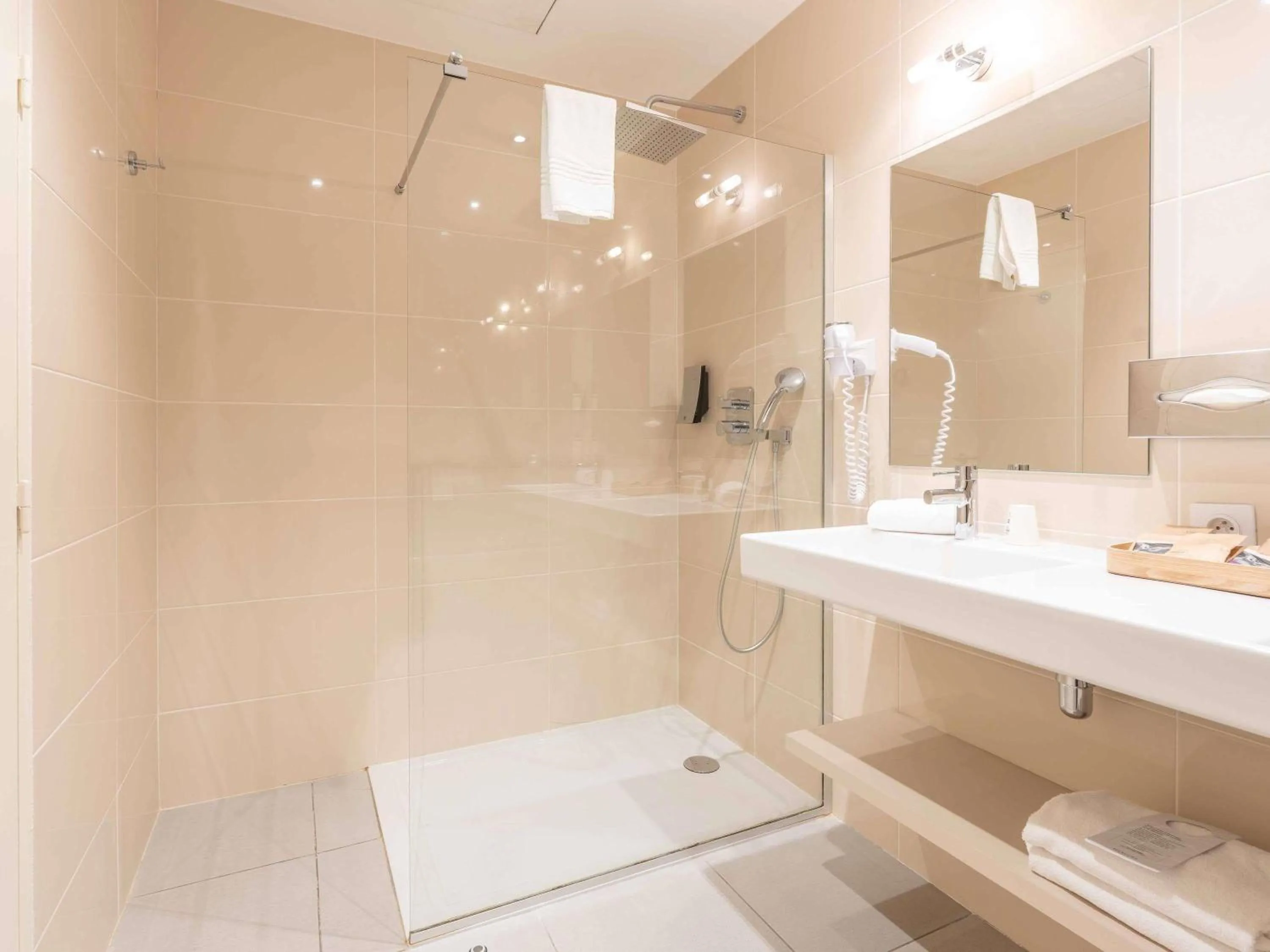 Bedroom in Mercure Aix-En-Provence Sainte-Victoire