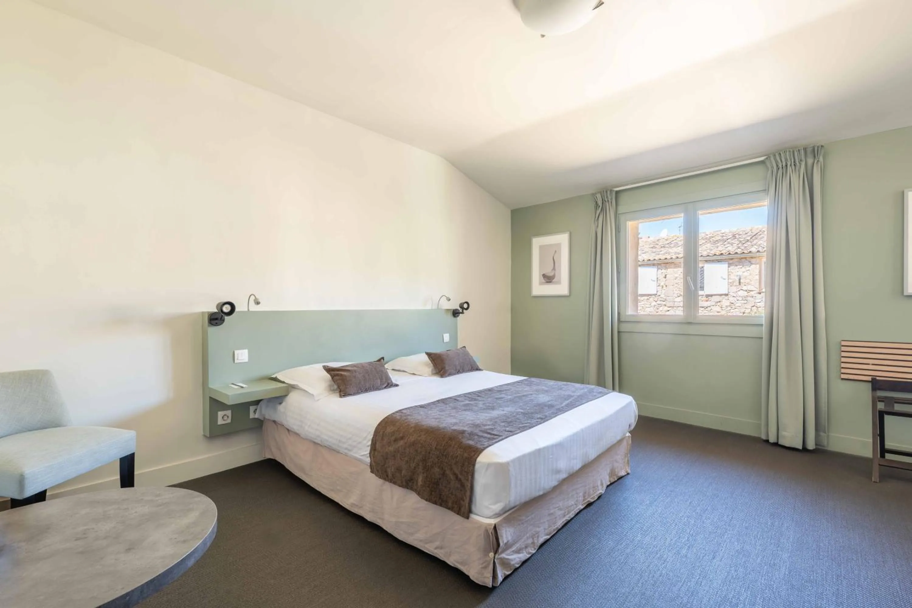 Bed in Mercure Aix-En-Provence Sainte-Victoire