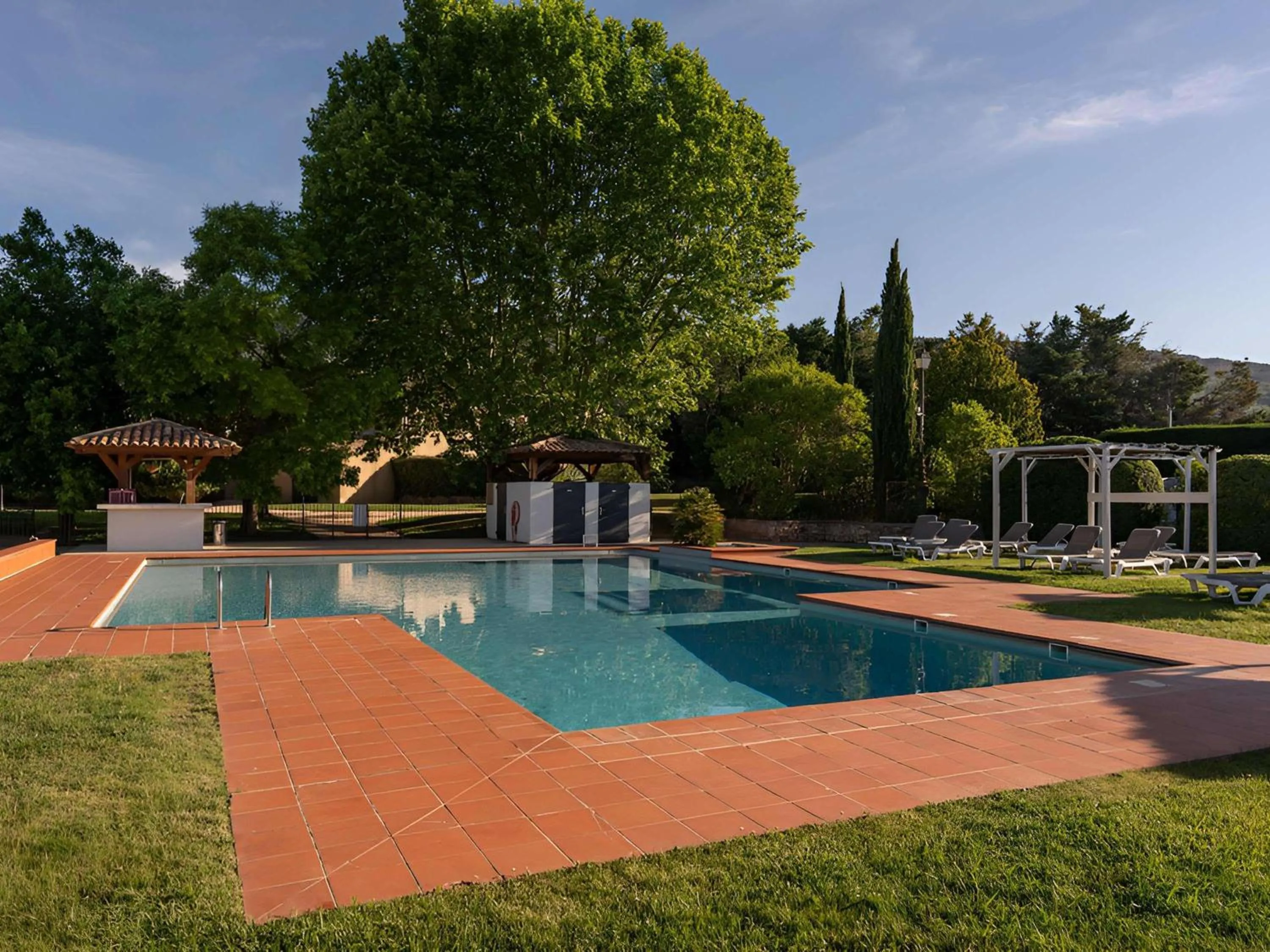 Pool view in Mercure Aix-En-Provence Sainte-Victoire