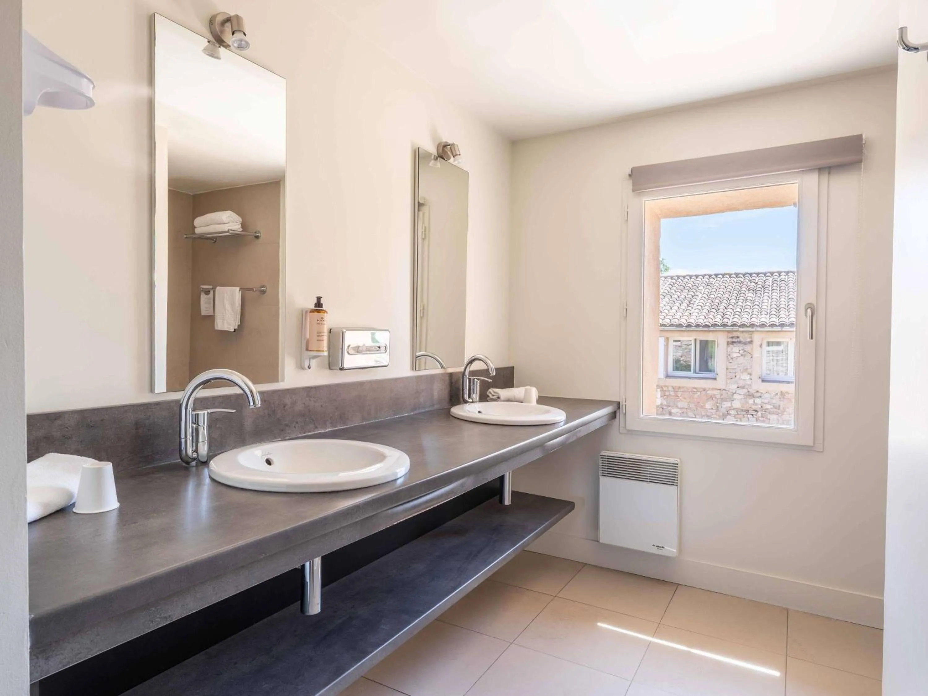 Bedroom in Mercure Aix-En-Provence Sainte-Victoire