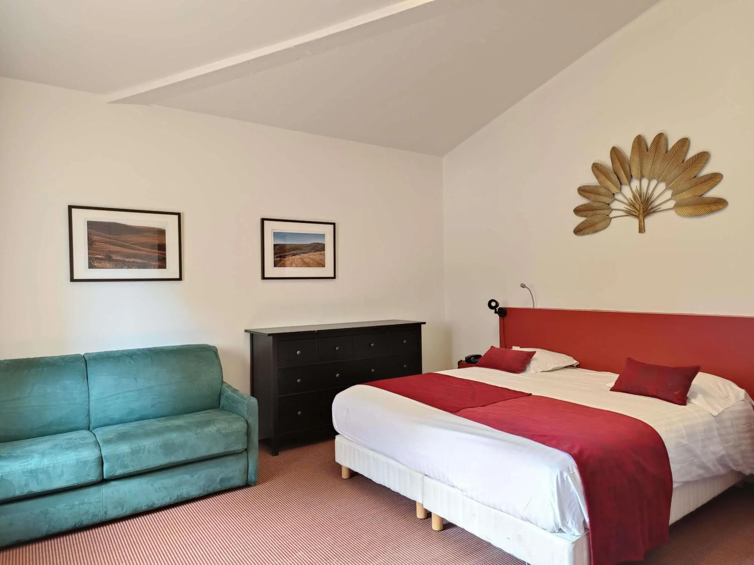 Superior Room with Sofa Bed in Mercure Aix-En-Provence Sainte-Victoire Superior Room with Sofa Bed in Mercure Aix-En-Provence Sainte-Victoire