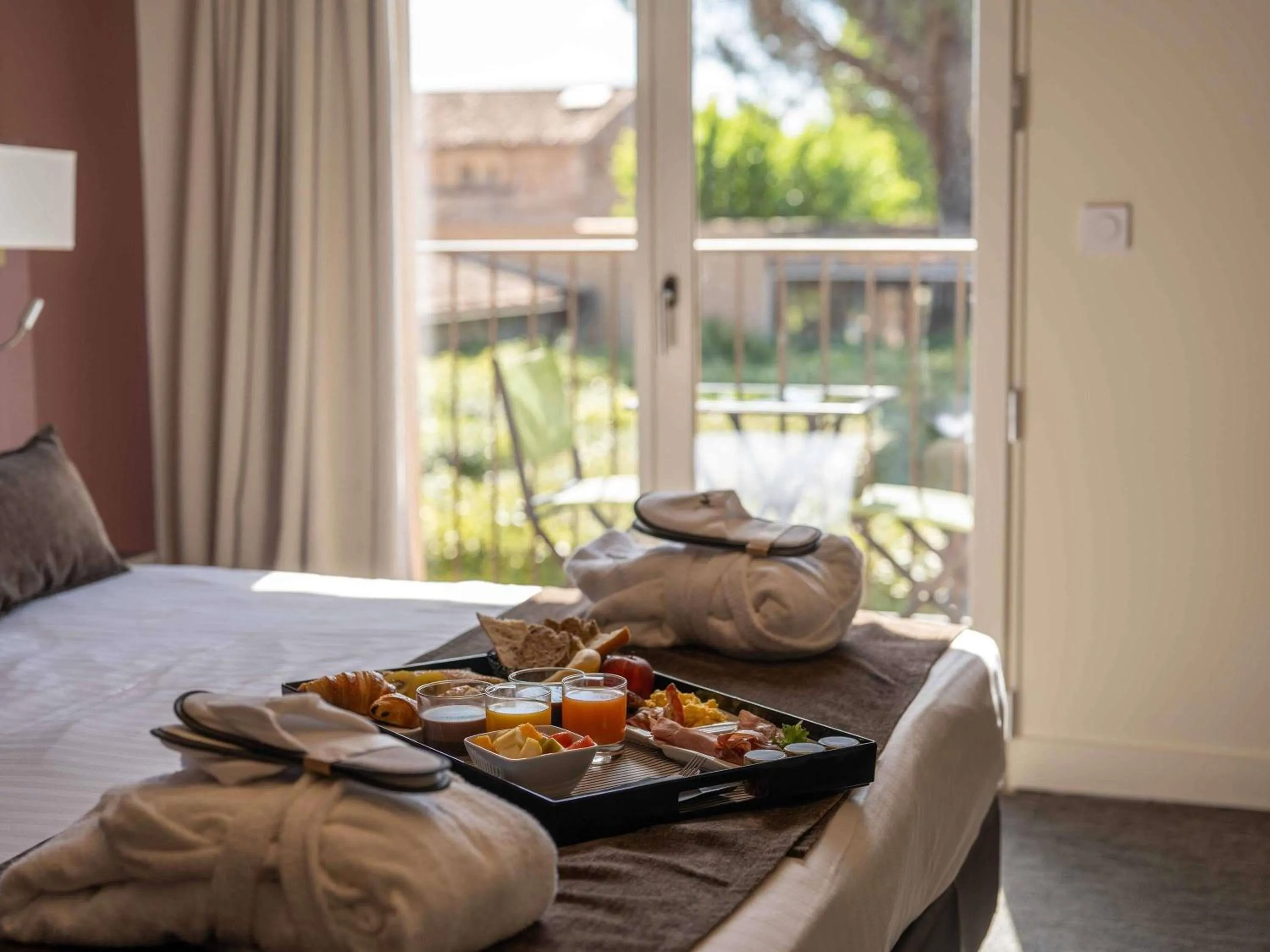 Breakfast, Bed in Mercure Aix-En-Provence Sainte-Victoire