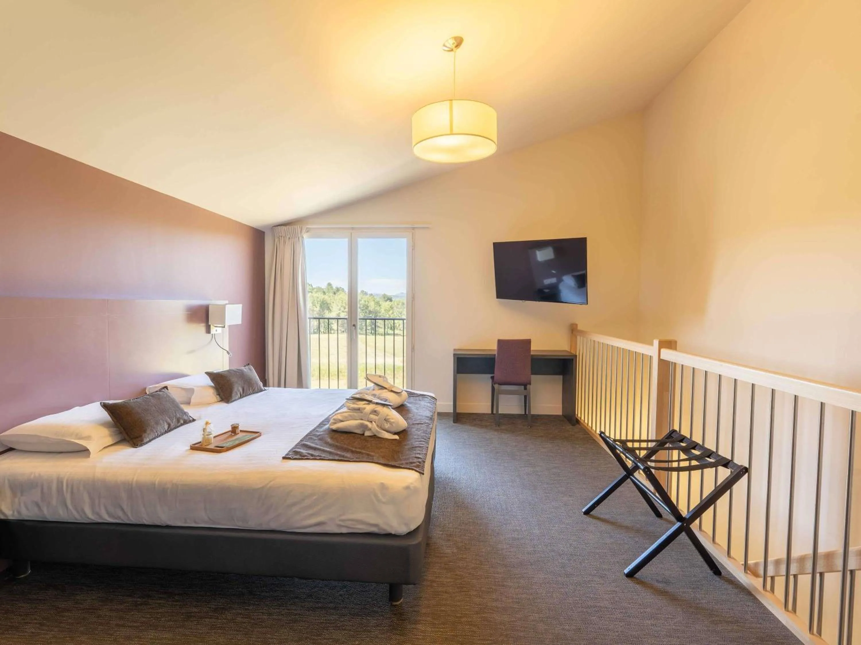 Bedroom, Bed in Mercure Aix-En-Provence Sainte-Victoire