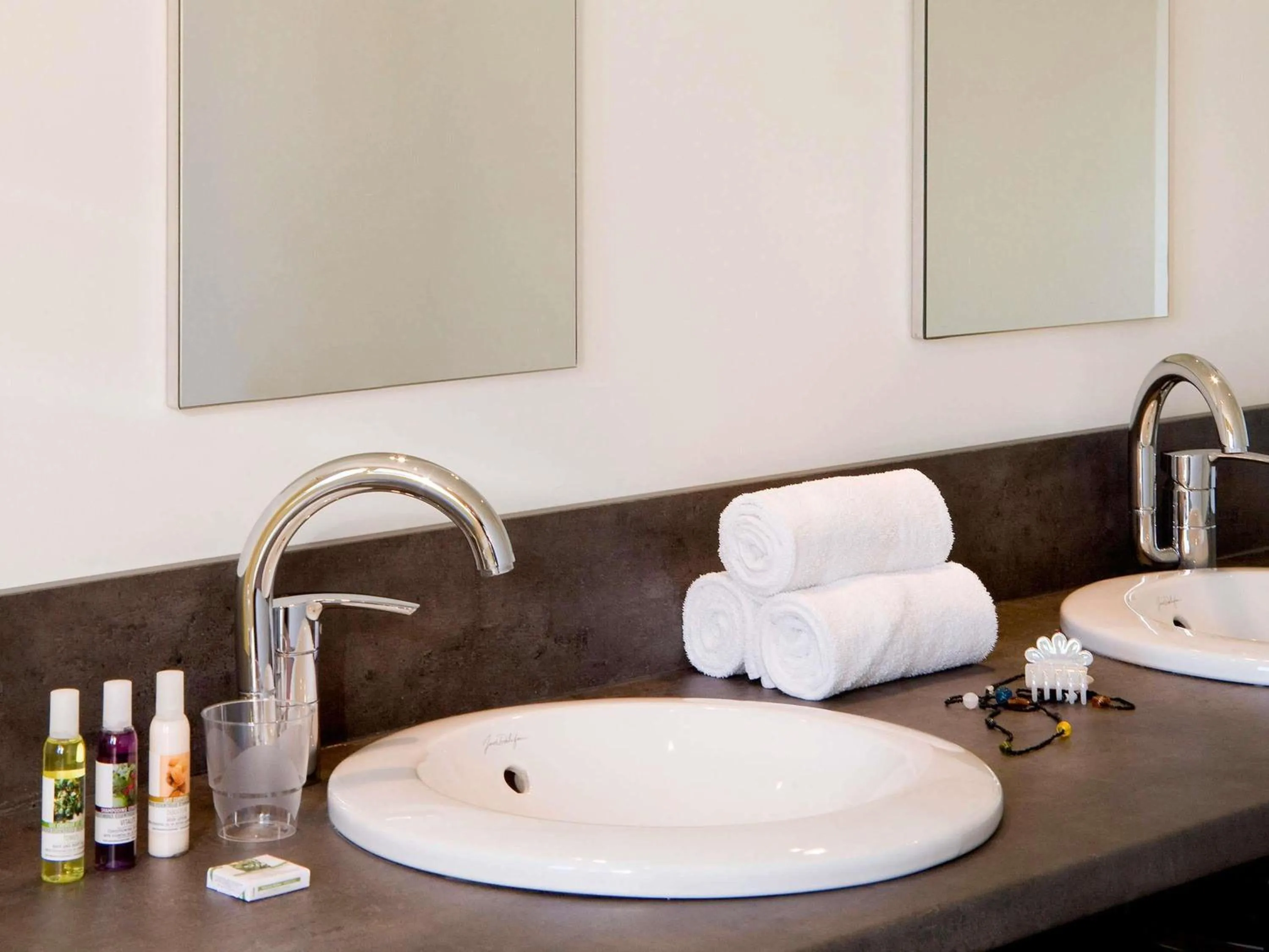 Bedroom in Mercure Aix-En-Provence Sainte-Victoire