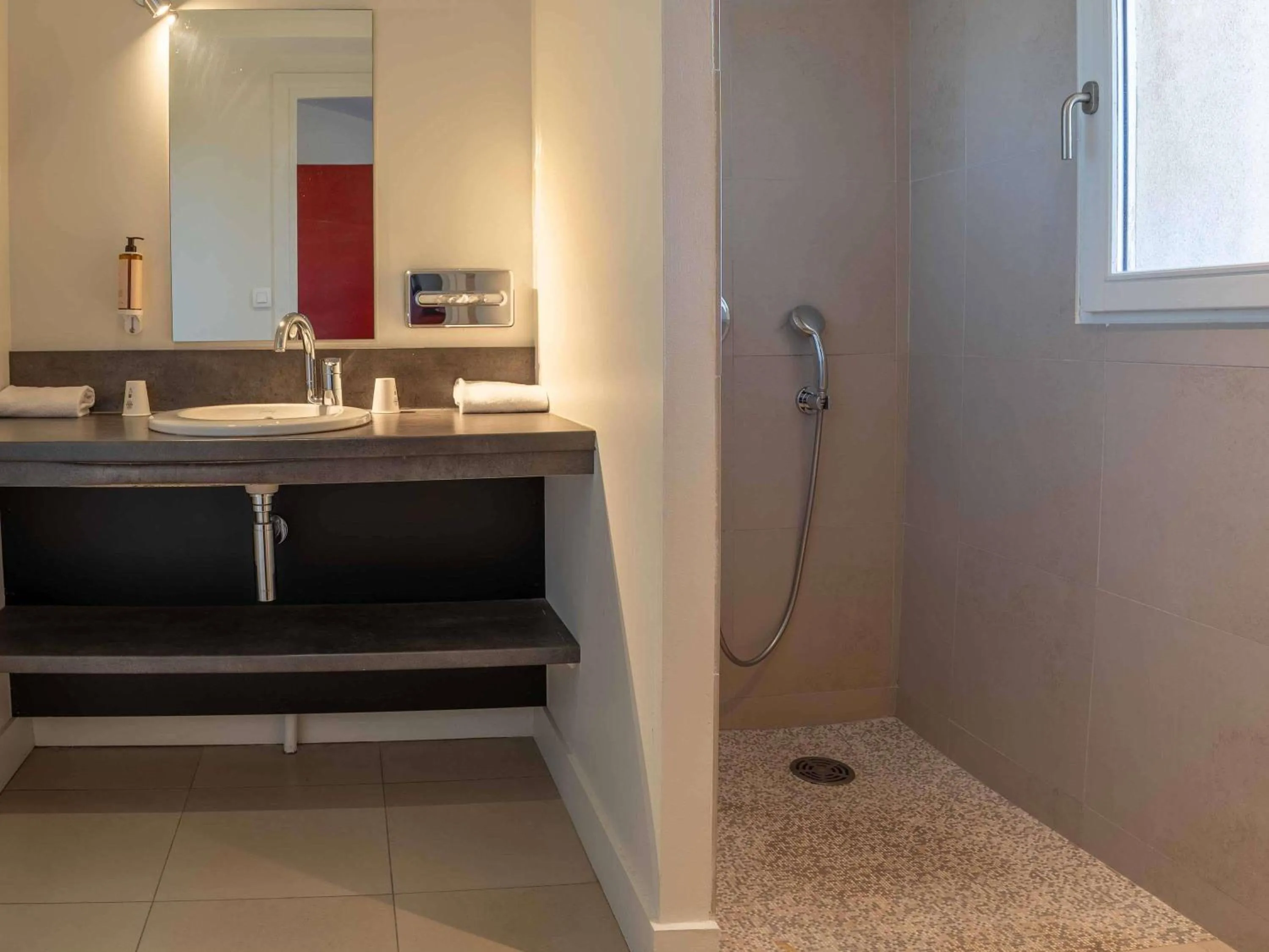 Bedroom in Mercure Aix-En-Provence Sainte-Victoire