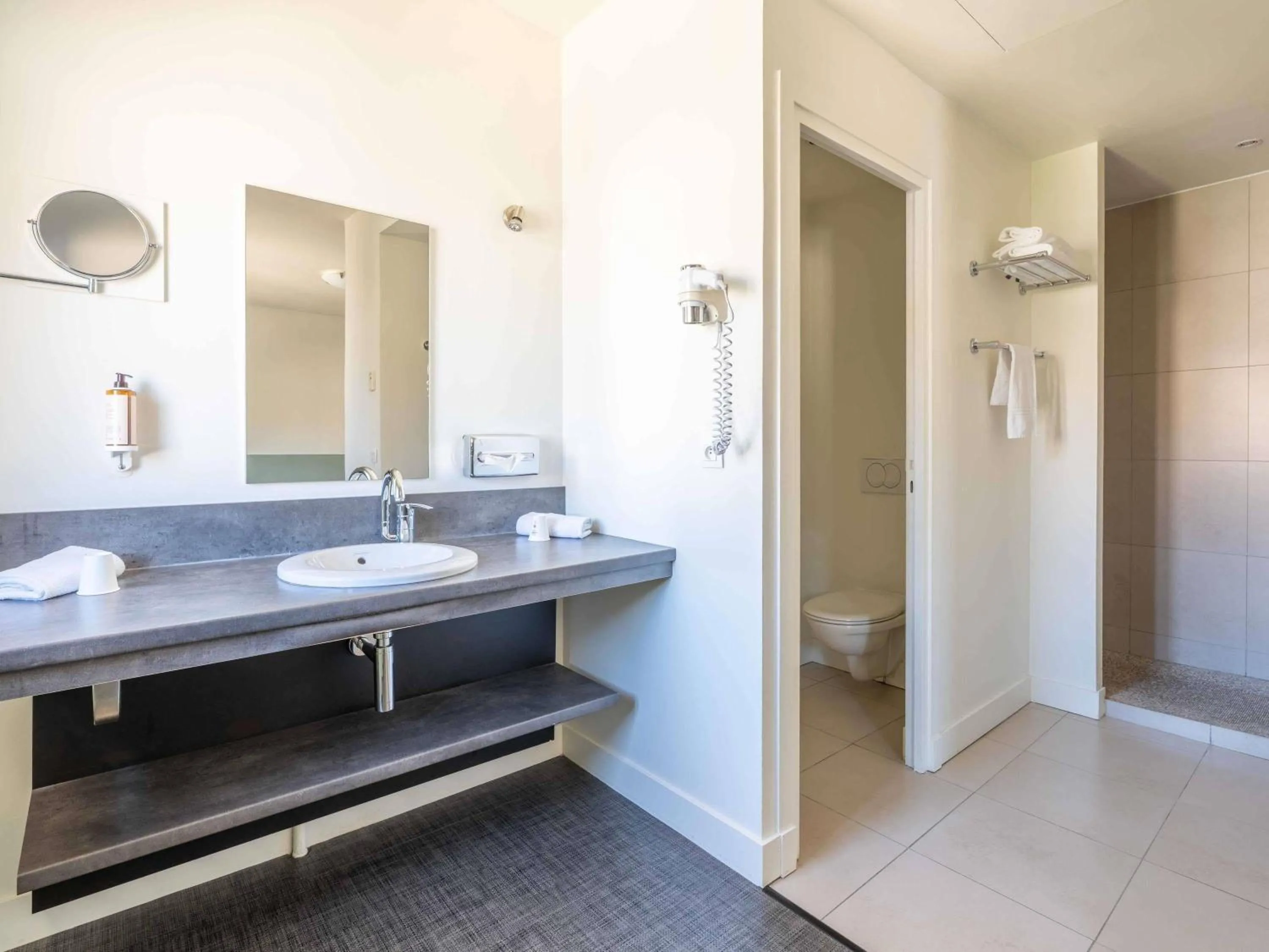 Bedroom in Mercure Aix-En-Provence Sainte-Victoire