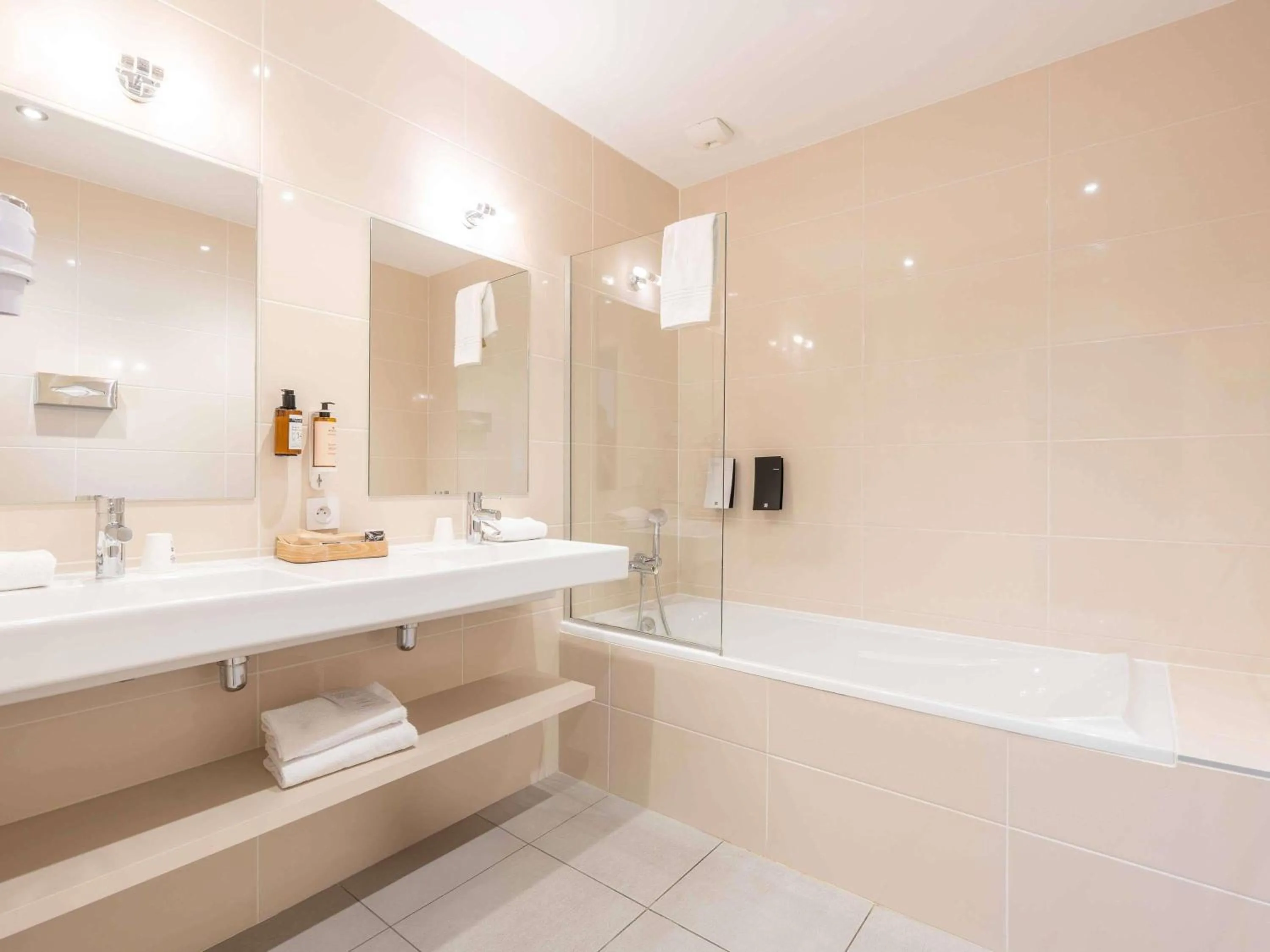 Bedroom in Mercure Aix-En-Provence Sainte-Victoire