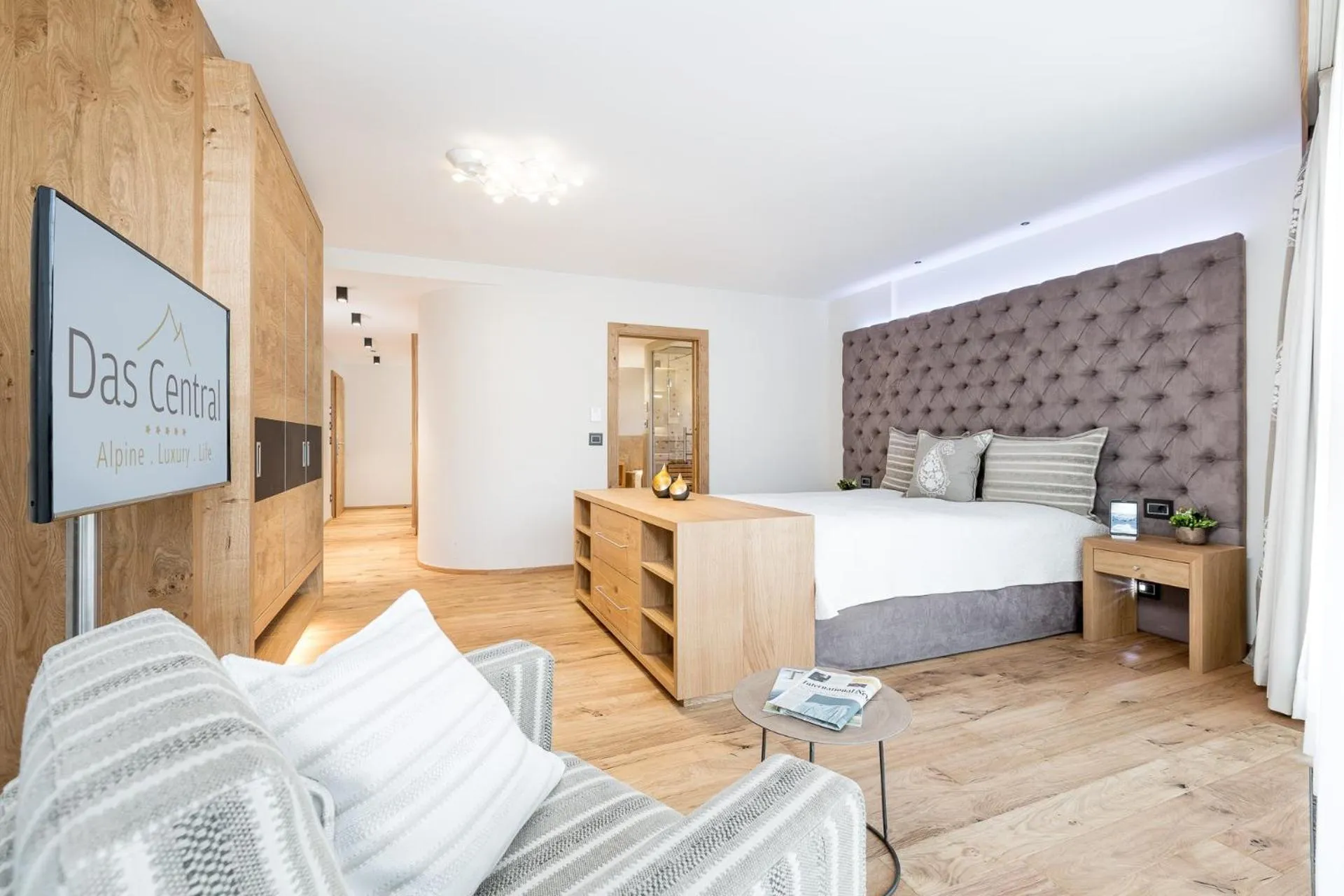 Staff, Bed in Das Central – Alpine . Luxury . Life