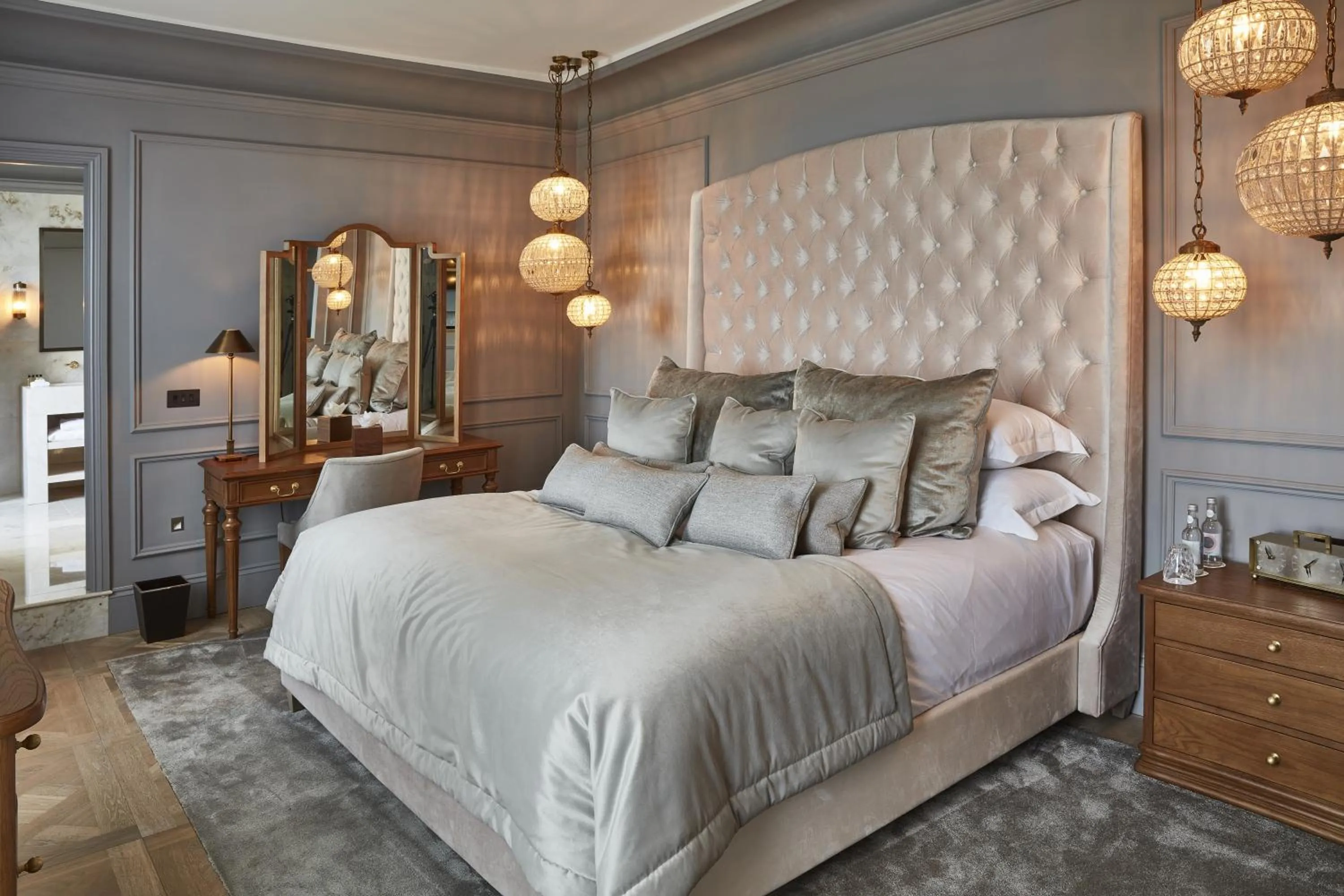 Bed in Lympstone Manor Hotel Restaurant & Vineyard - Relais & Chateaux