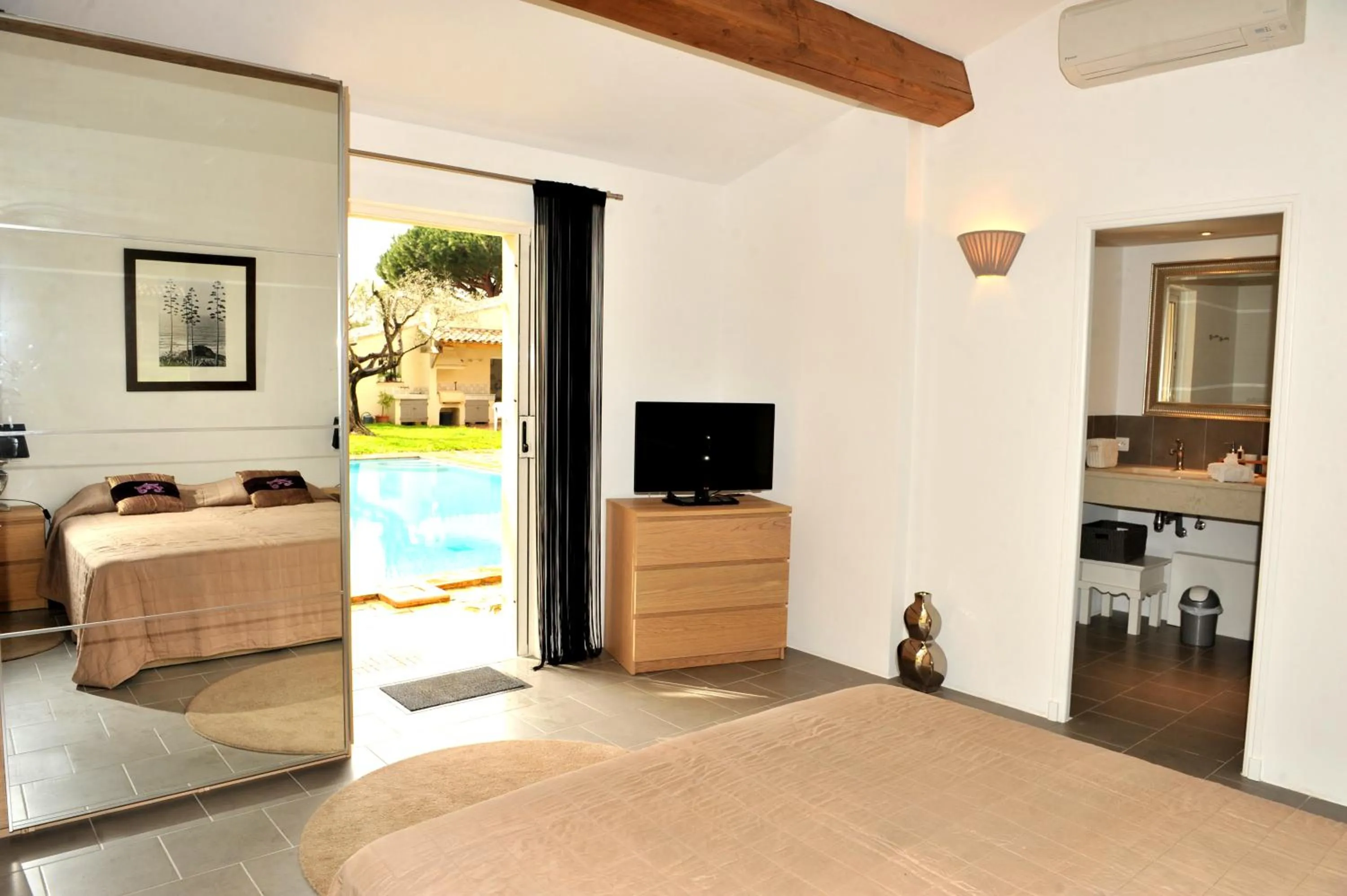 Photo of the whole room in Villa Made